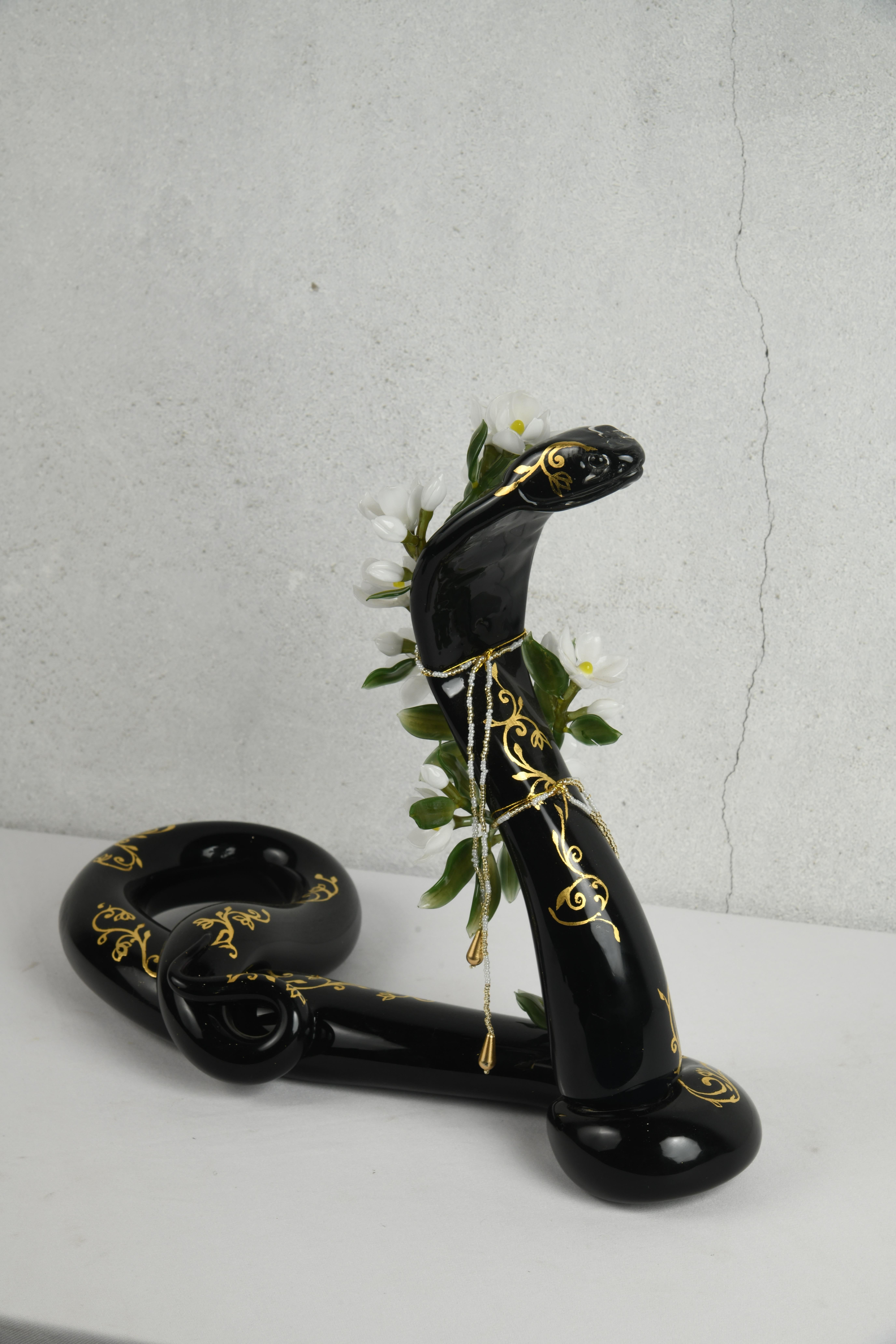 XXIe siècle et contemporain Verre Queen Cobra soufflé à la main avec fleurs dorées et flammées en or 24 carats en vente