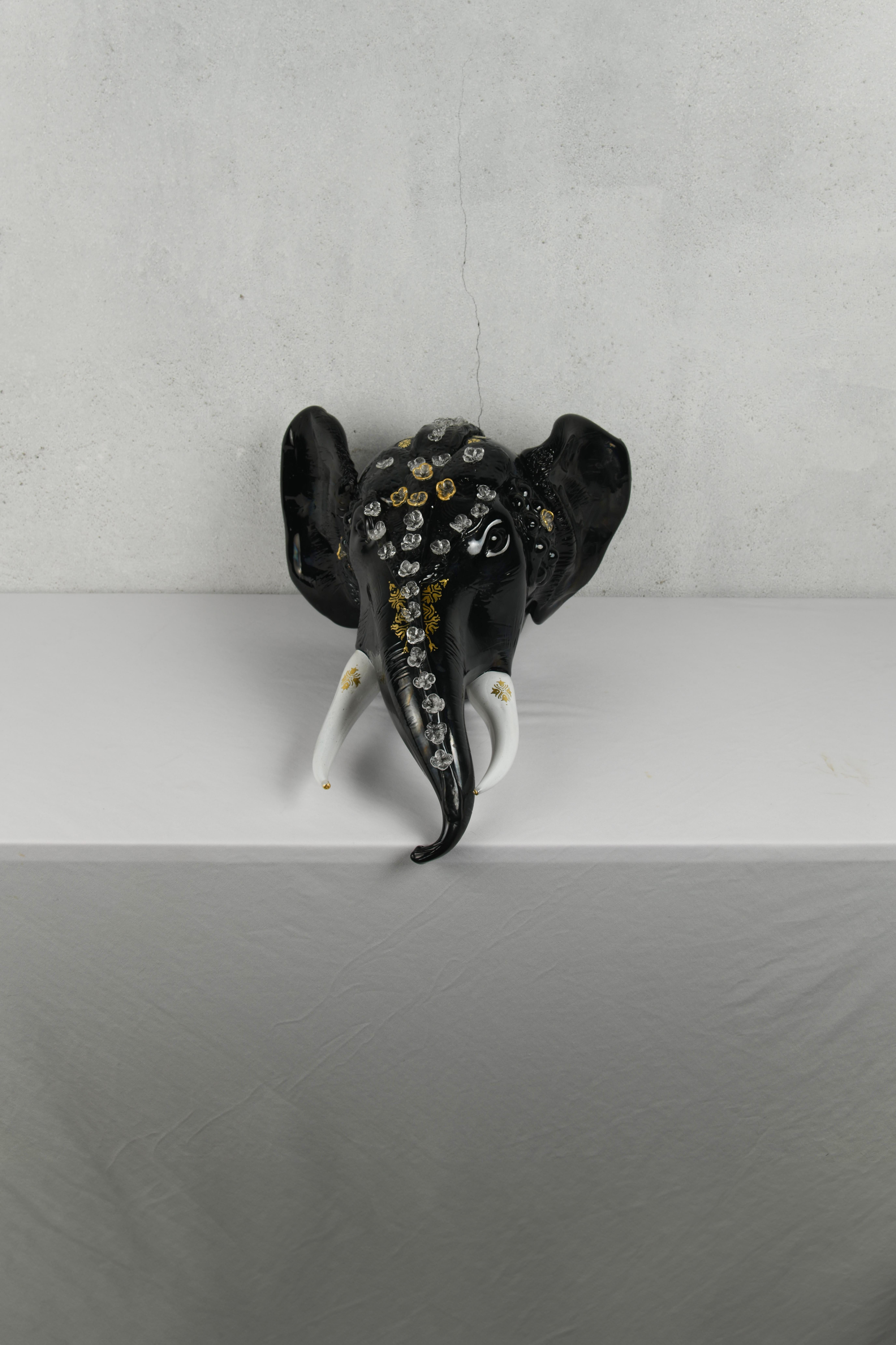 Éléphant royal, 2024
Grant Garmezy en collaboration avec Erin Garmezy pour Rural Modern Glass Studio utilisant la technique de la sculpture sur verre à chaud, du flammage et de la dorure à l'or 24K par Prachi Kawadia.

Premier studio de verre d'art
