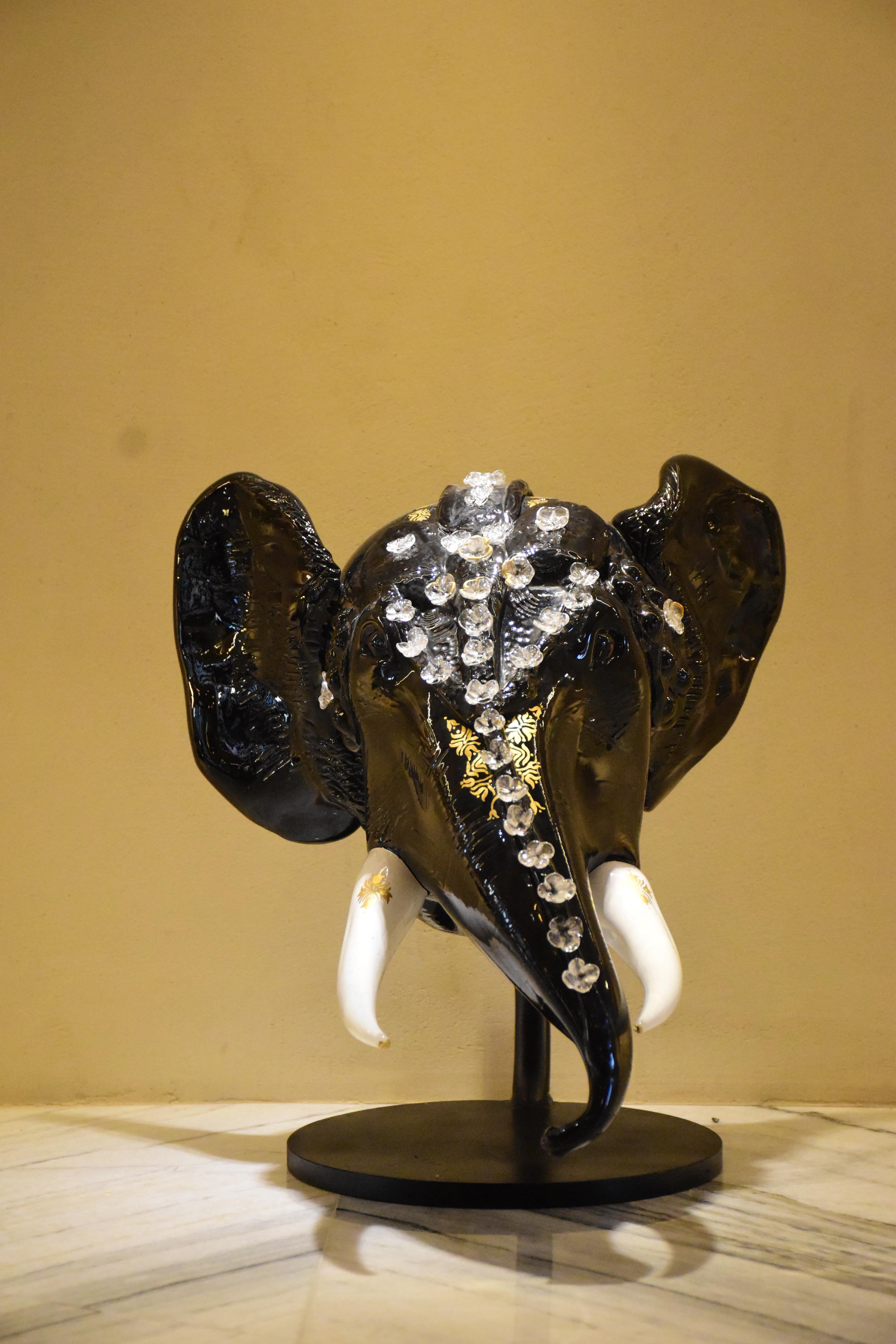 Indien Éléphant royal en verre soufflé à la main avec fleurs dorées et flammées en or 24 carats en vente