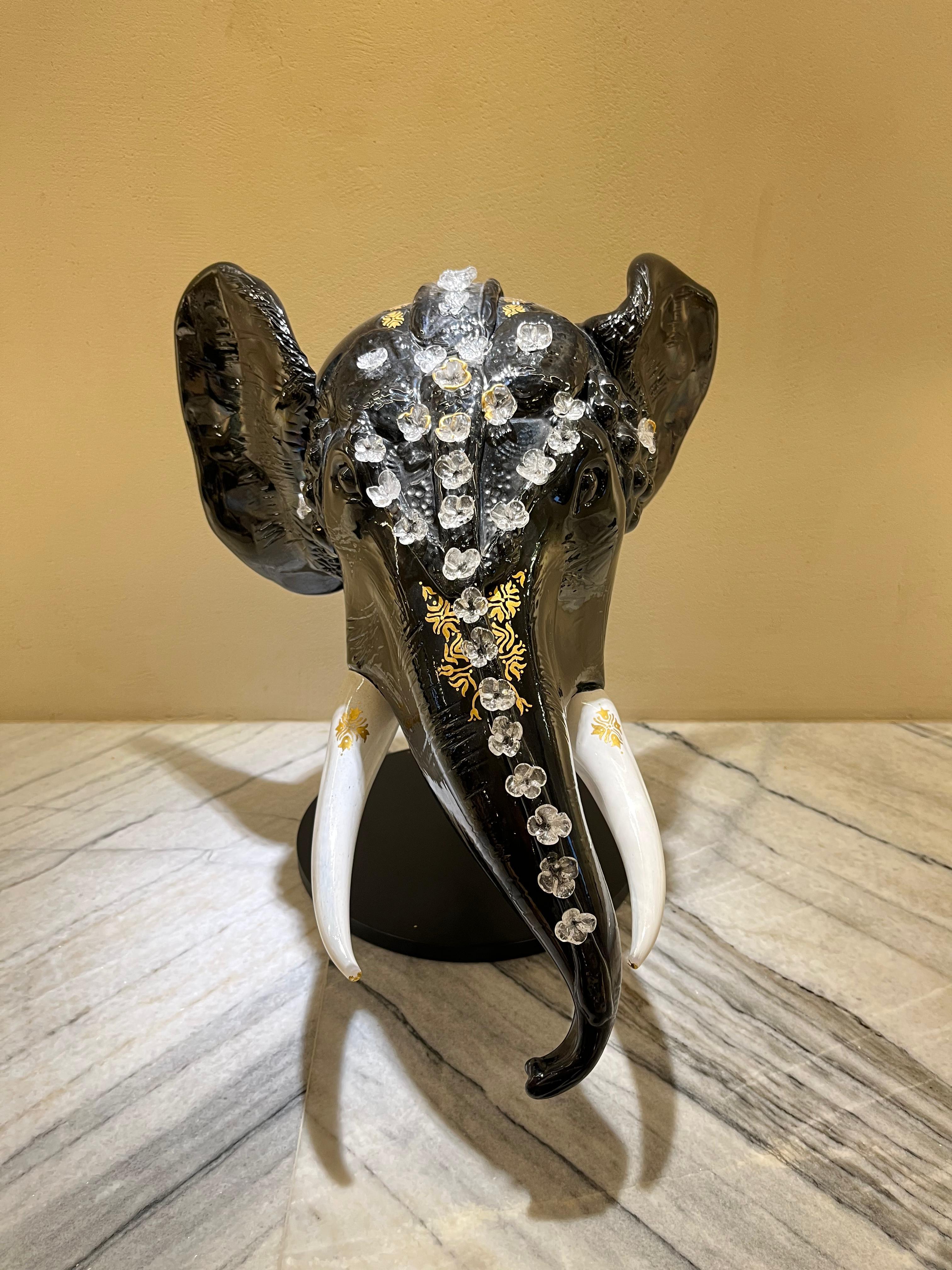 Fait main Éléphant royal en verre soufflé à la main avec fleurs dorées et flammées en or 24 carats en vente