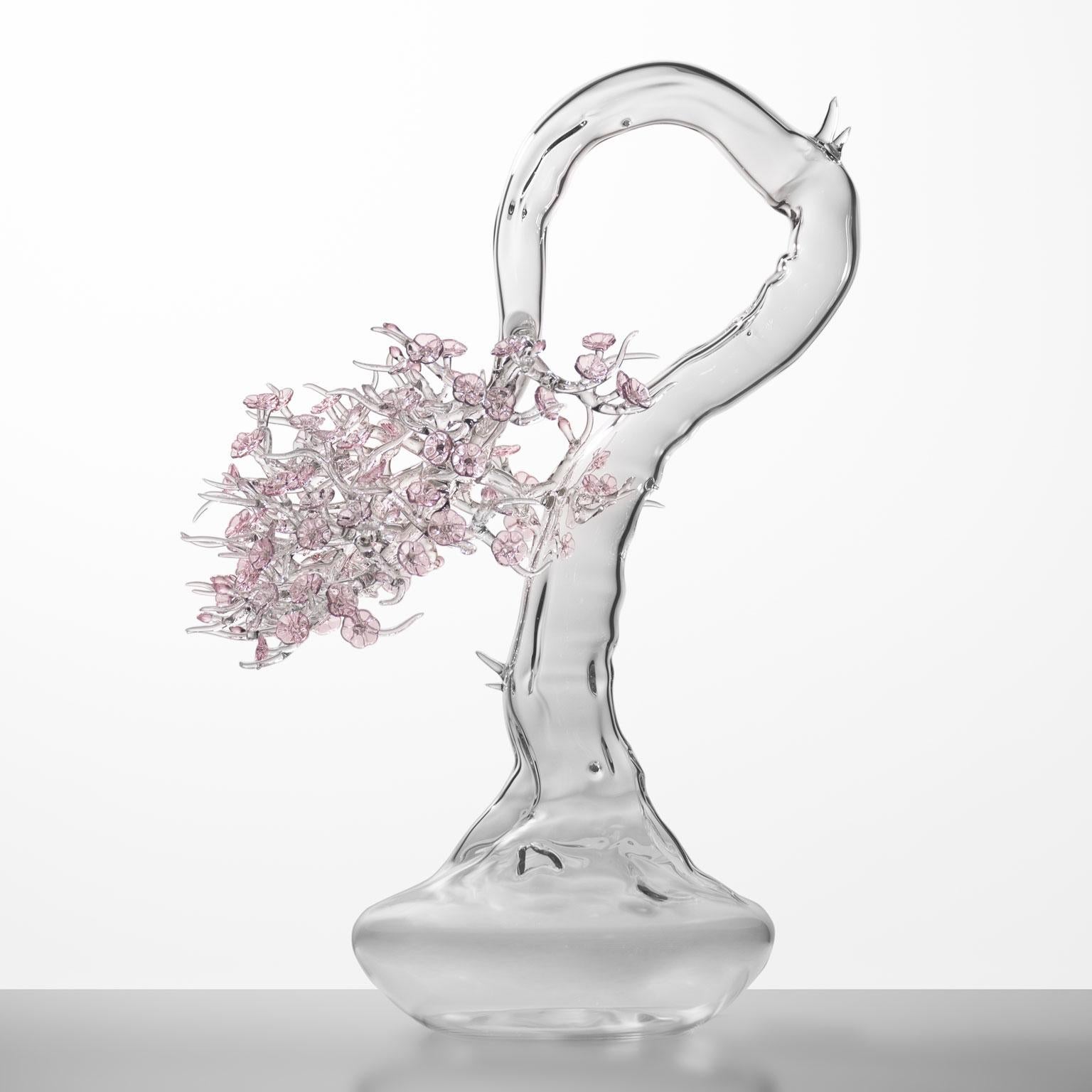 Mundgeblasene Glasskulptur, die einen blühenden Bonsaibaum darstellt.

