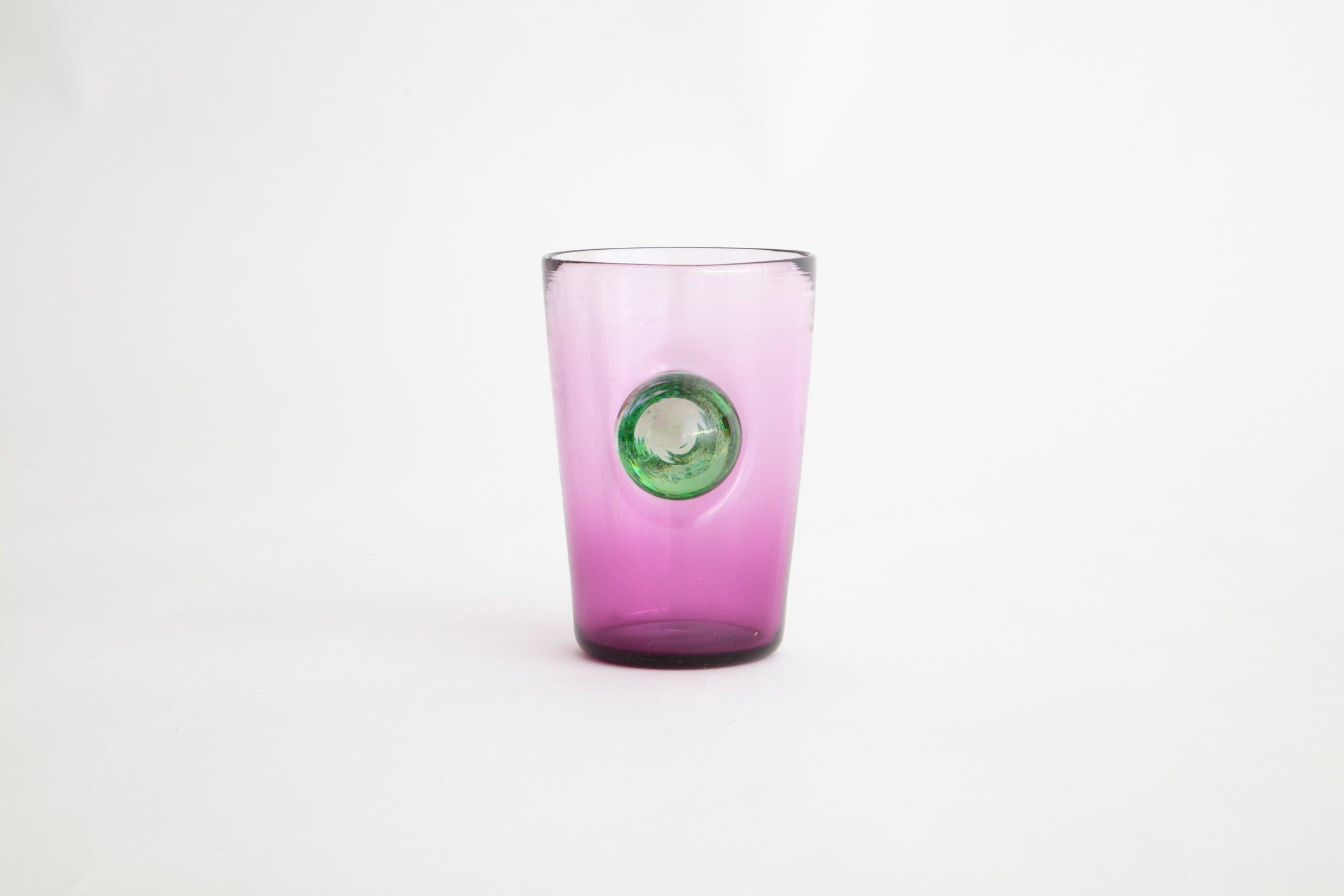 Las tazas Sunrise Sunset, de inspiración surrealista, están sopladas a mano en un caleidoscopio de colores ombré y adornadas con asas orbitales en contraste para evocar un espejo, un vistazo a un universo en miniatura.

Hecho a mano por Jason Bauer