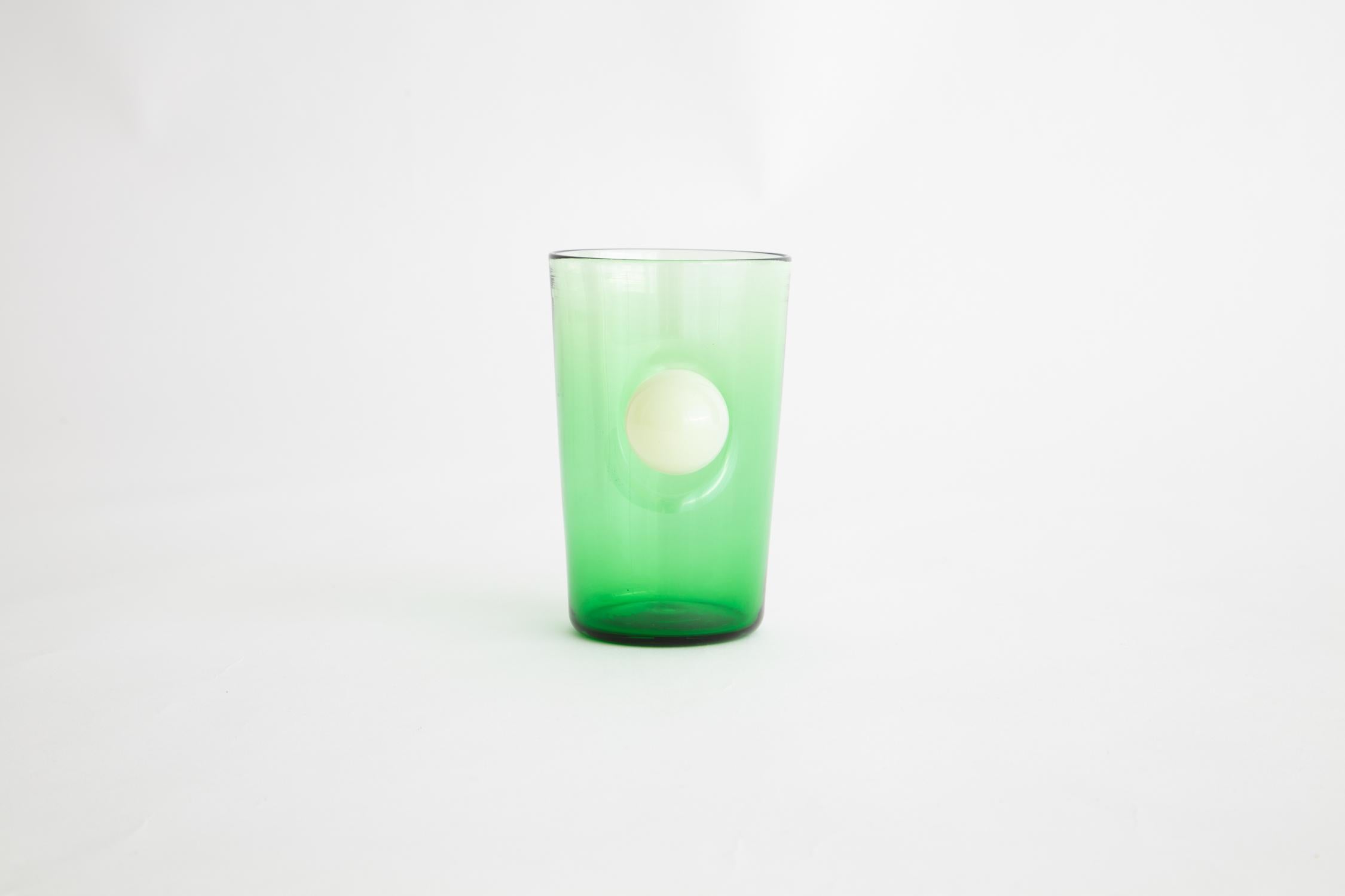 Las tazas inspiradas en el surrealista amanecer-atardecer están sopladas a mano en un caleidoscopio de colores ombré y adornadas con asas orbitales en contraste para evocar un espejo, un vistazo a un universo en miniatura.

Hecho a mano por Jason