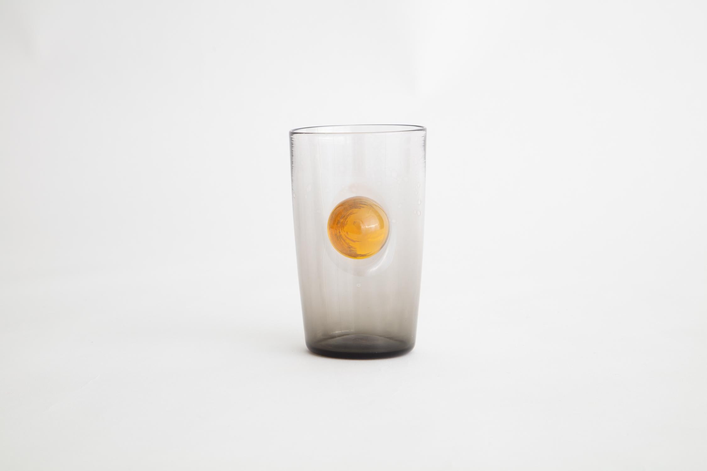 Las tazas inspiradas en el surrealista amanecer-atardecer están sopladas a mano en un caleidoscopio de colores ombré y adornadas con asas orbitales en contraste para evocar un espejo, un vistazo a un universo en miniatura.

Hecho a mano por Jason