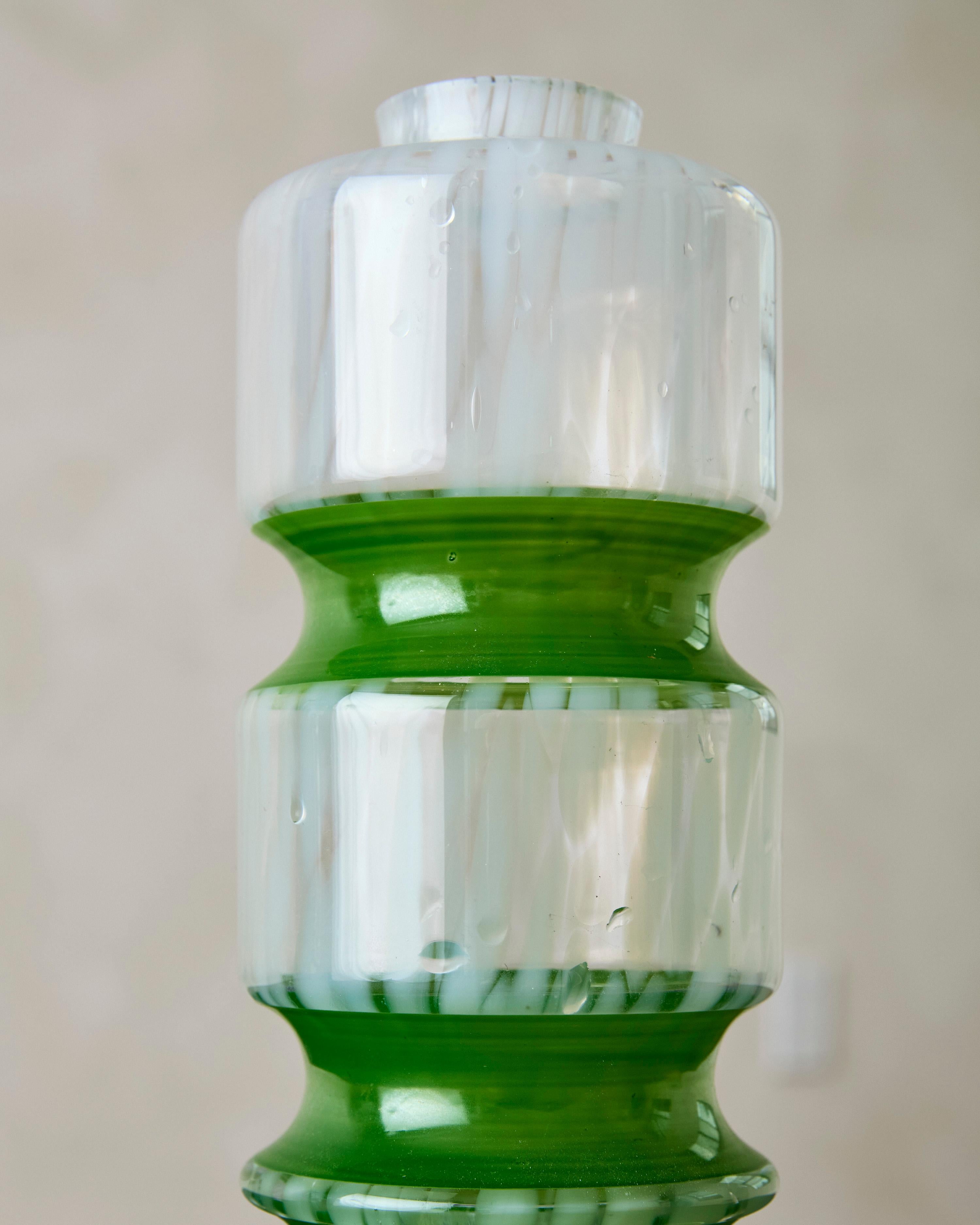 Vase coloré soufflé à la main par Jan Gabrhel en verre d'art vert et blanc.