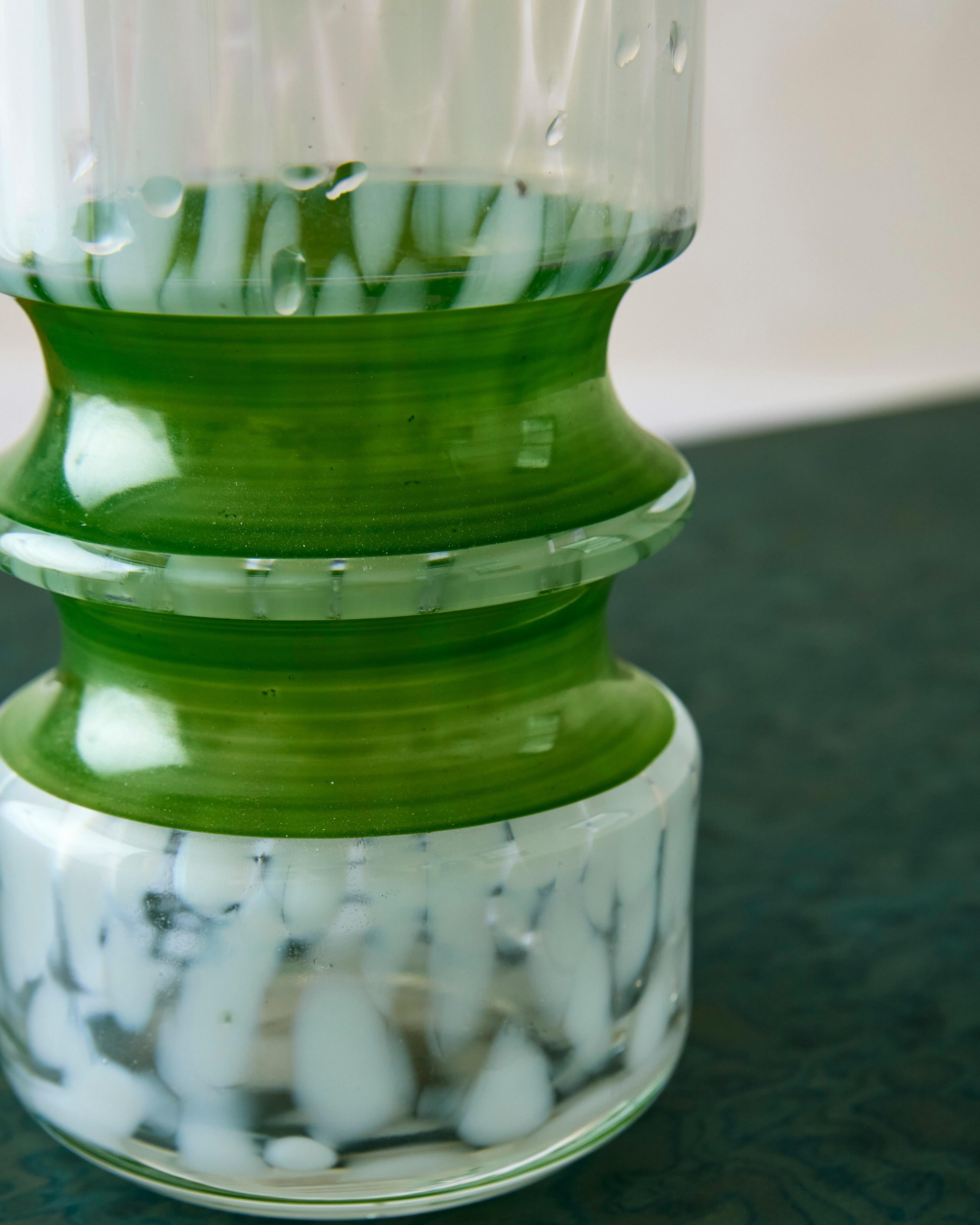 Vase en verre soufflé à la main par Jan Gabrhel Bon état - En vente à New York, NY
