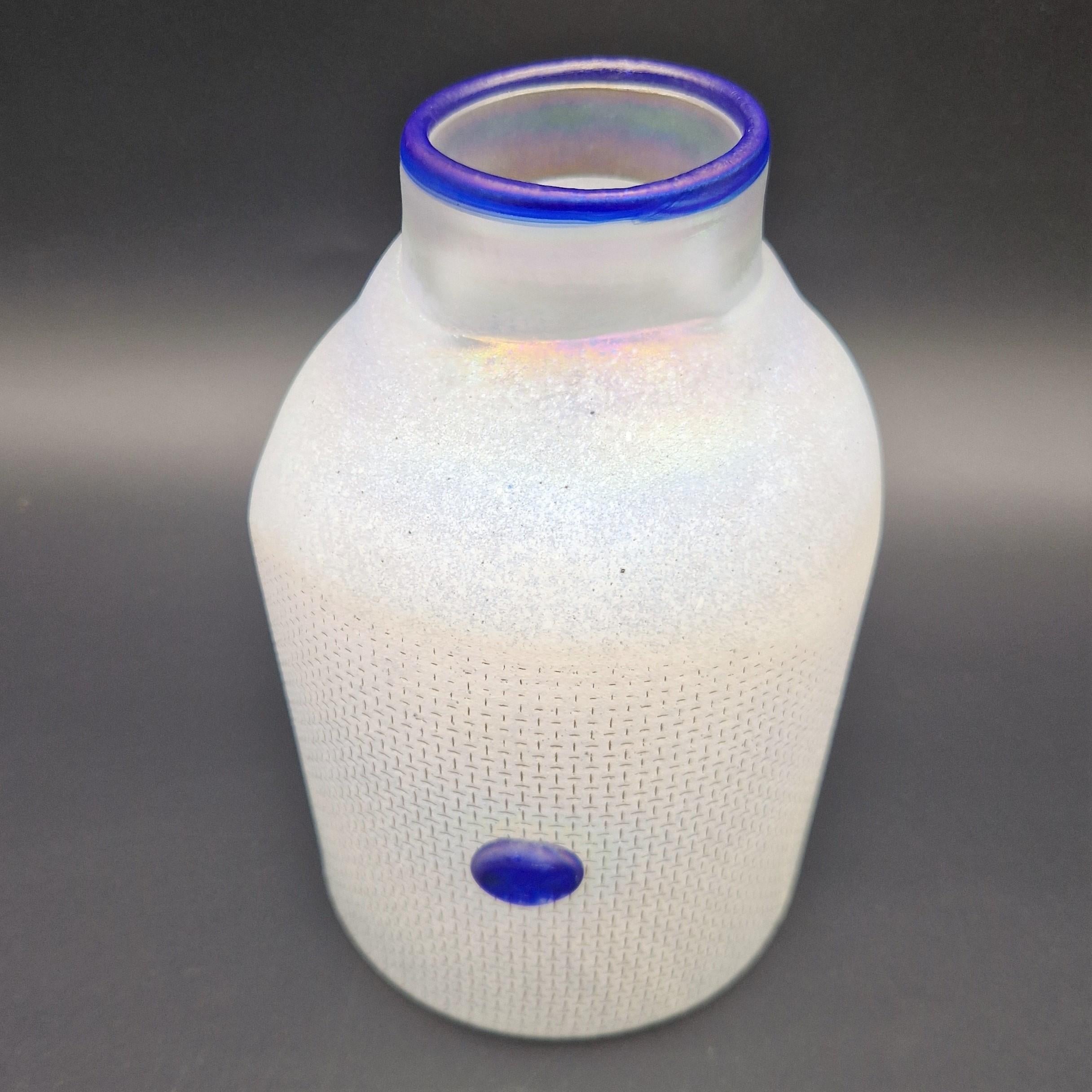Mid-Century moderno Vaso in vetro soffiato a mano di Kosta Boda, anni '70 in vendita