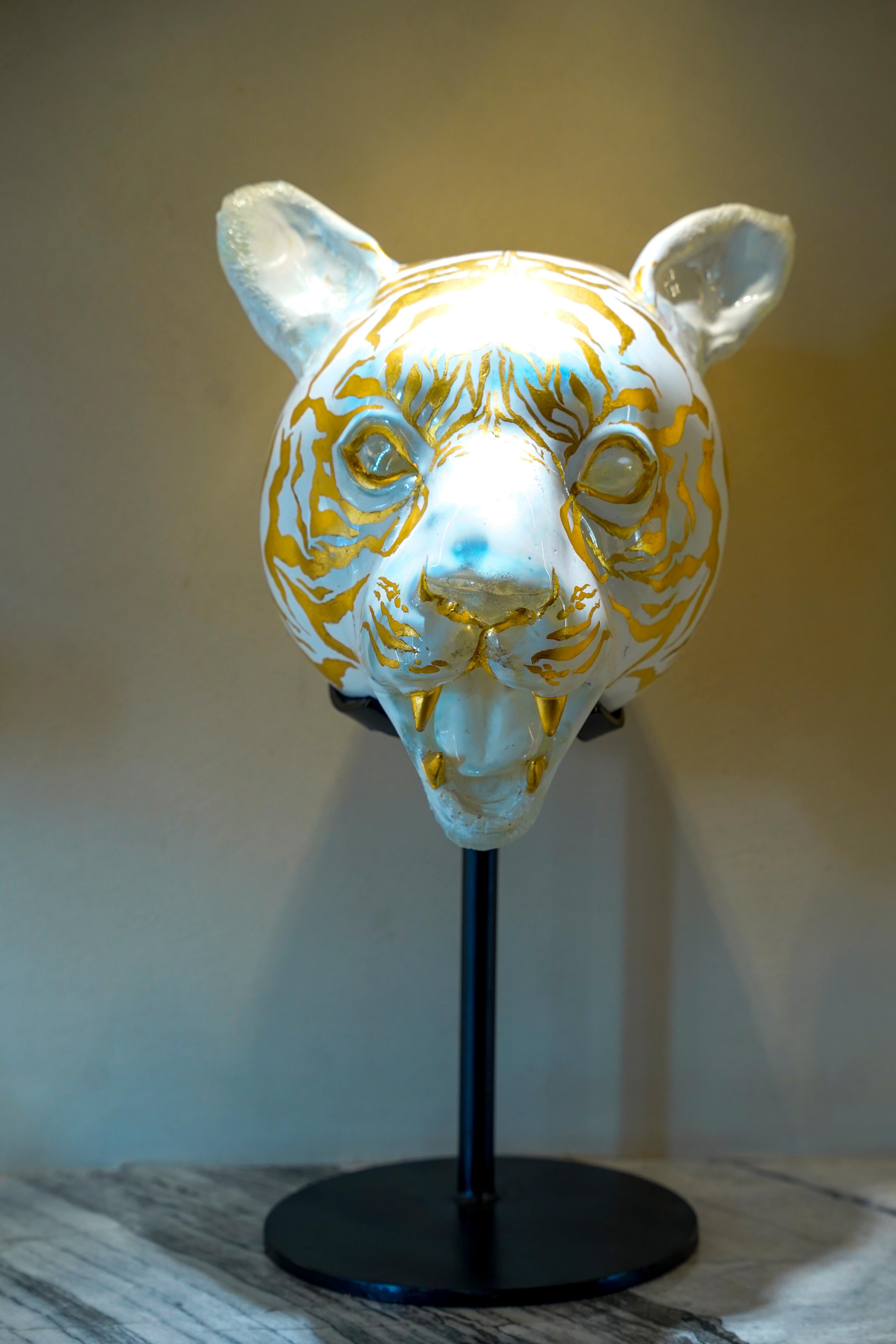 Hand-blown Glass White Tiger Head with 24K Gold Gilding (Postmoderne) im Angebot