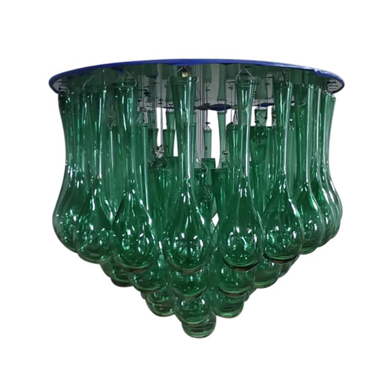 EN STOCK 

Le lustre Raffaela en verre vert soufflé à la main et en acier avec LED de Costantini a été fabriqué à l'origine pour le Four Seasons Buenos Aires en Argentine.  Il comprend plus de 80 pièces de verre soufflé en forme de goutte d'eau qui