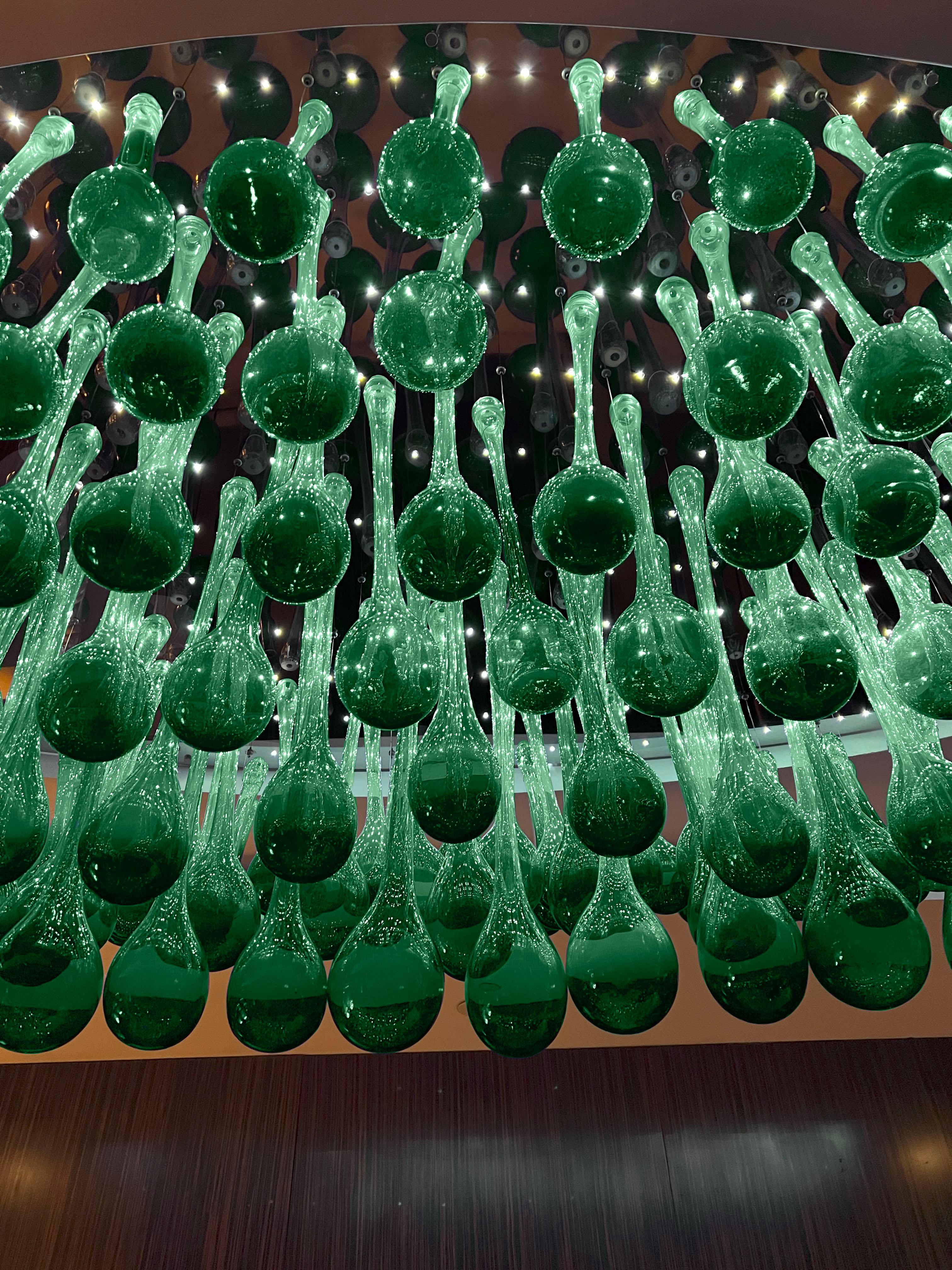Handgeblasener Kronleuchter aus grünem Glas und Stahl von Costantini, Raffaela, auf Lager (21. Jahrhundert und zeitgenössisch) im Angebot