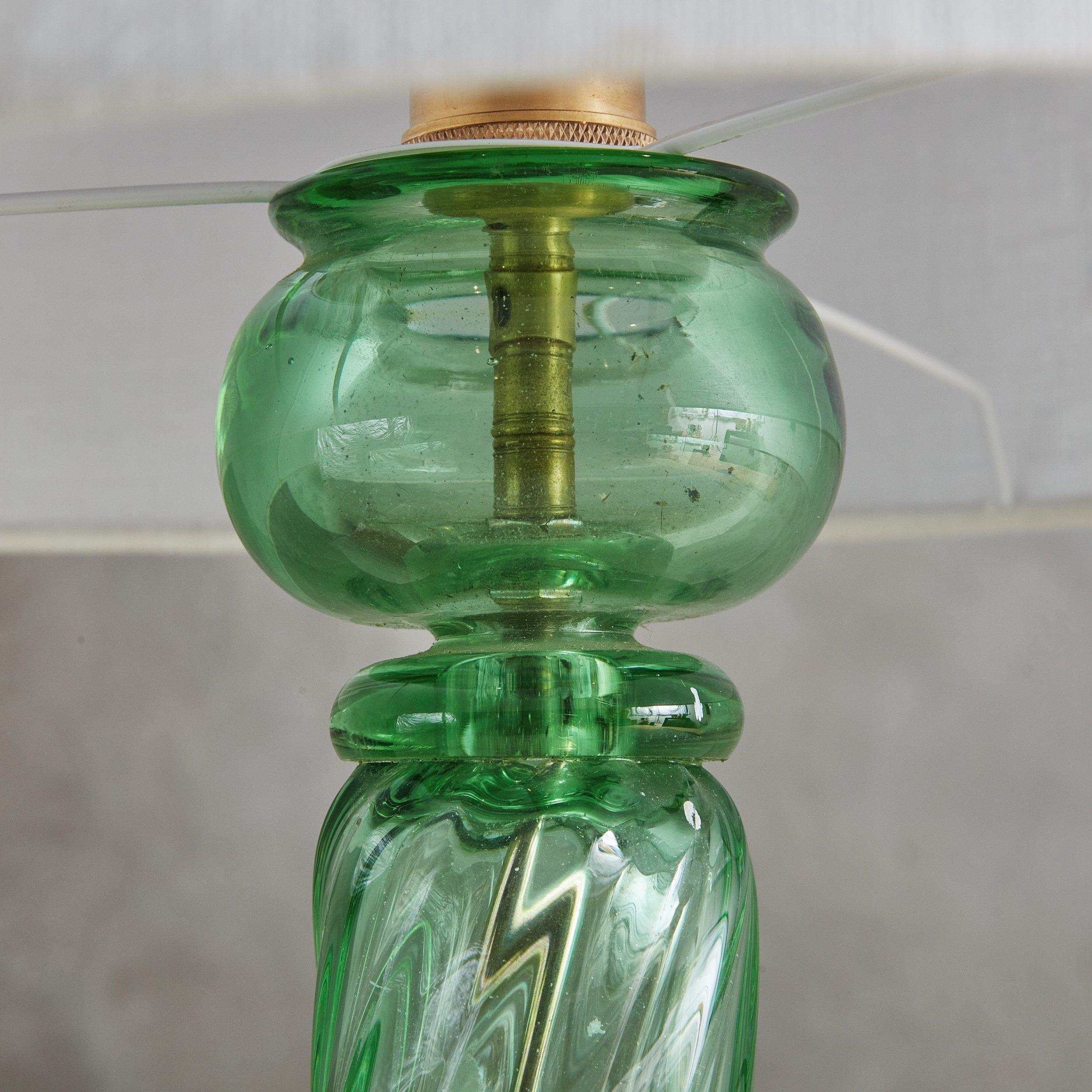 Tischlampe aus mundgeblasenem grünem Muranoglas, Italien 1940er Jahre (Glas) im Angebot