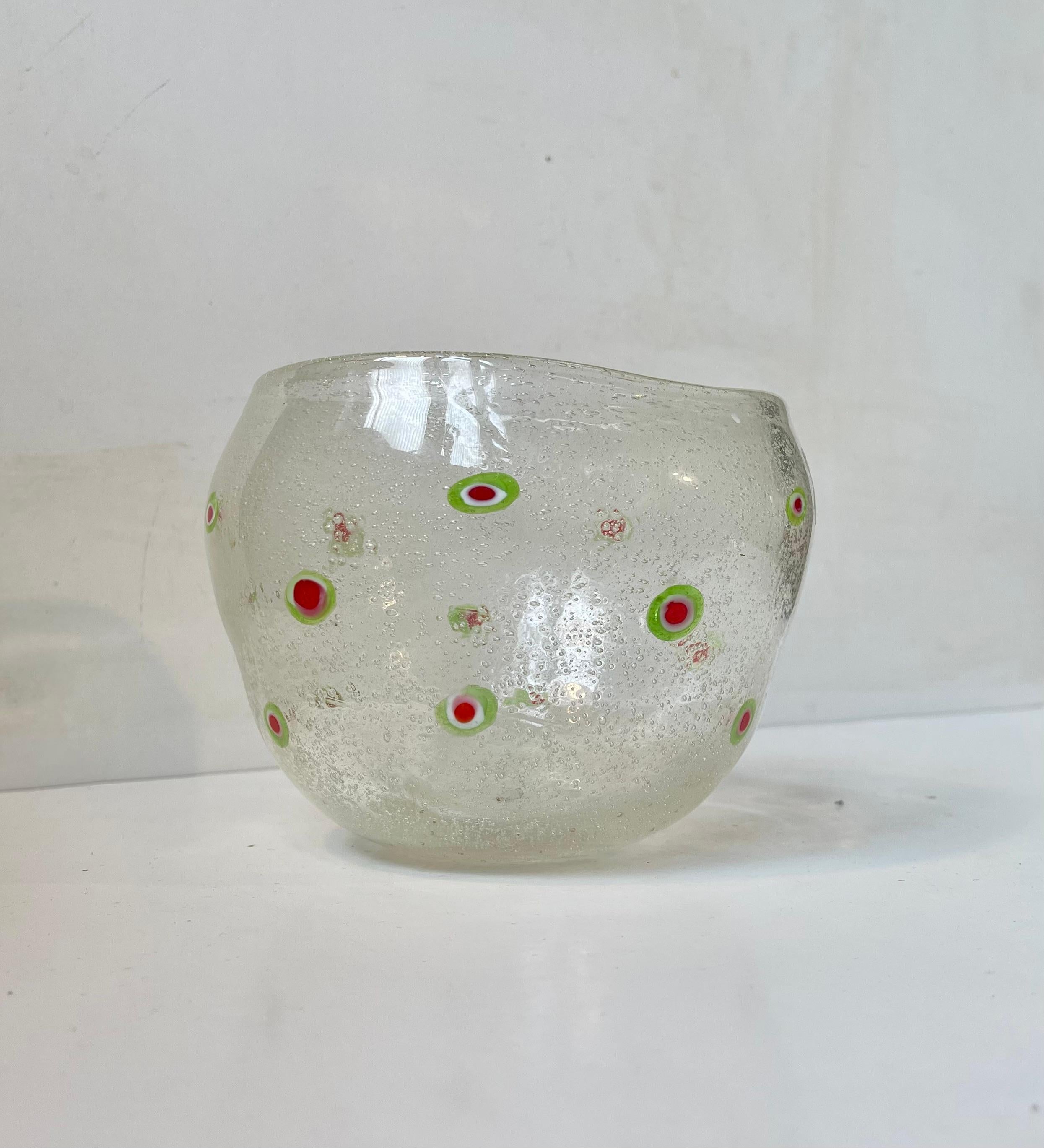 Ciotola soffiata a mano di forma organica e libera in vetro a bolle. Decorato con fiori in tricolore italiano: rosso, verde e bianco. È stato realizzato a Murano nel 1960-70 circa. Misure: H: 12 cm, P: 17/14 cm.