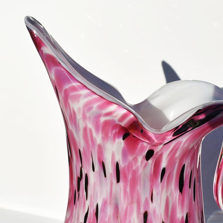 Art déco Pichet ou vase en verre d'art italien soufflé à la main de Murano rose, dos et blanc en vente