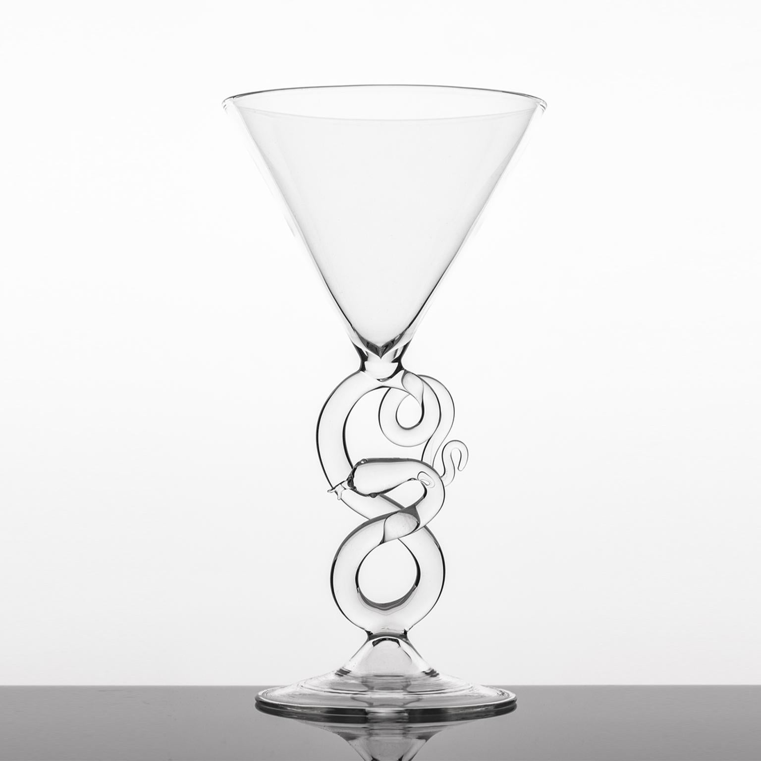 Das von Simone Crestani mundgeblasene Serpentine-Martini-Glas ist ein bemerkenswertes Stück aus der Collection'S Serpentine, das Kunstfertigkeit und symbolische Anziehungskraft miteinander verbindet.

Die Serpentine Collection mit Schnapsflaschen,