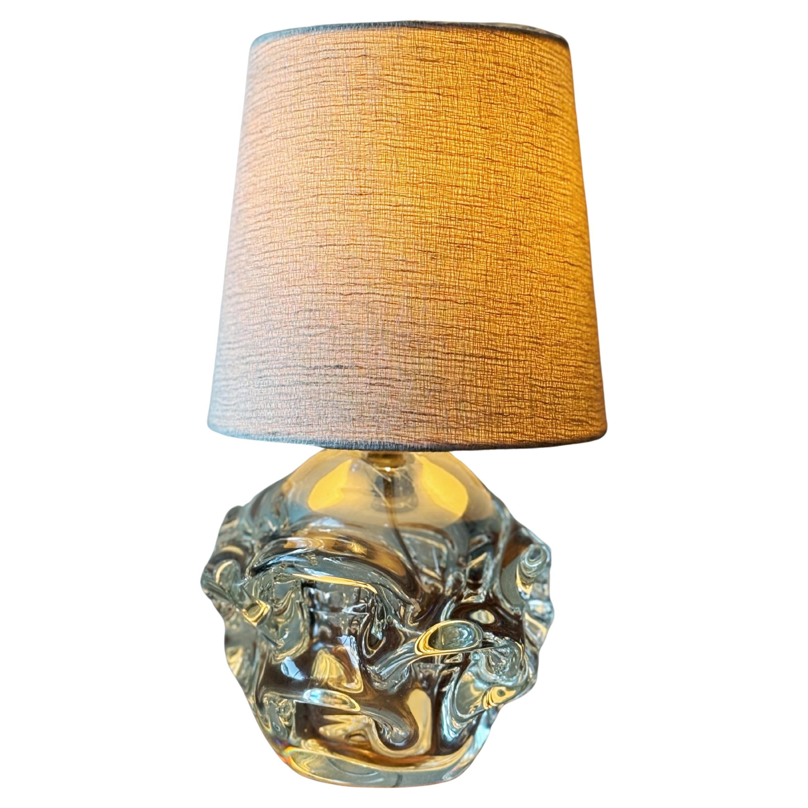 Lámpara de sobremesa de cristal soplado de mediados de siglo en cristal transparente. Åseda, Suecia, década de 1950. en venta