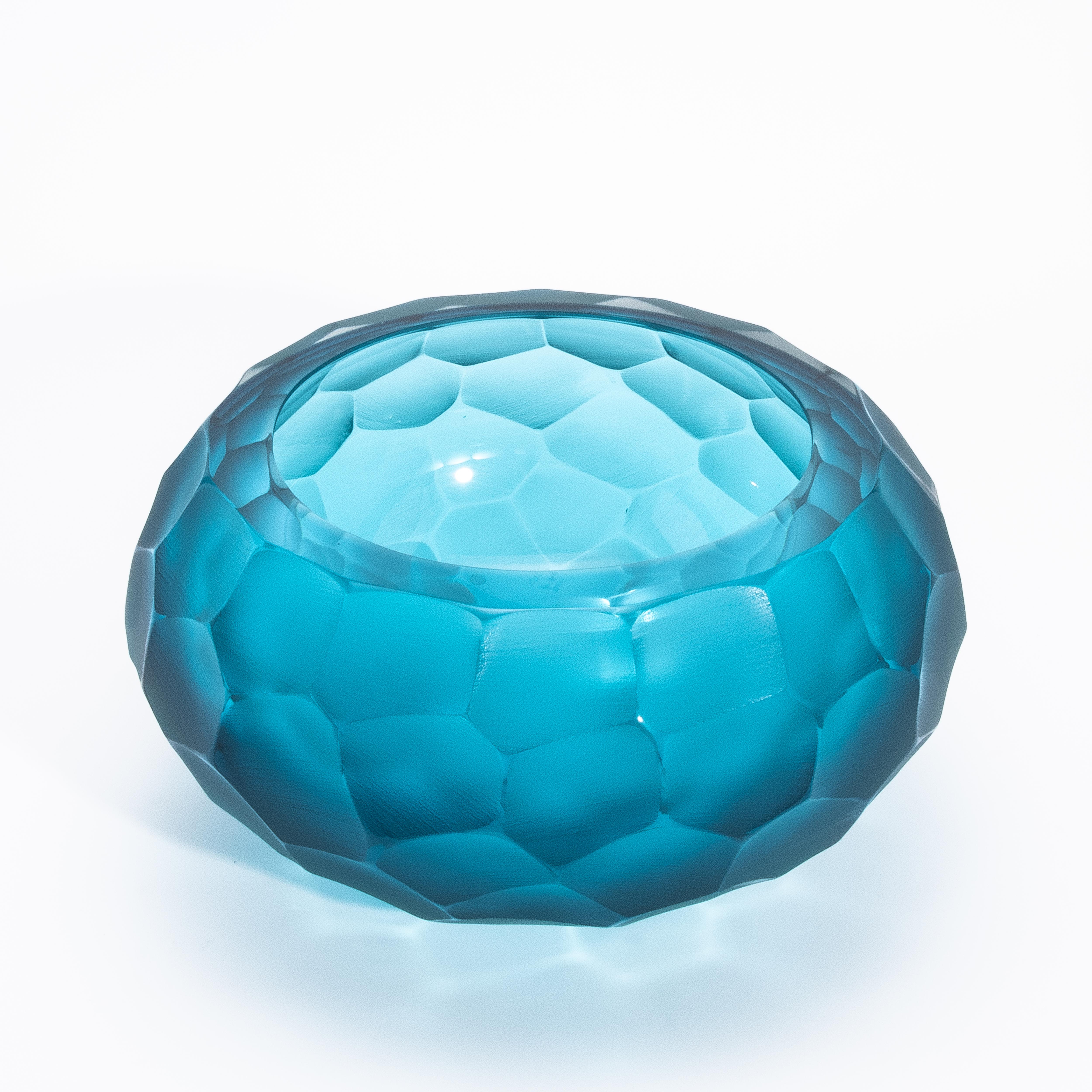 Diese mundgeblasene Murano-Schale in Aquamarin ist ein wahres Meisterwerk italienischer Handwerkskunst, das in der bewährten Battuto-Technik hergestellt wird. Seine sorgfältig geformte Oberfläche weist ein Muster aus unregelmäßigen Facetten auf, das