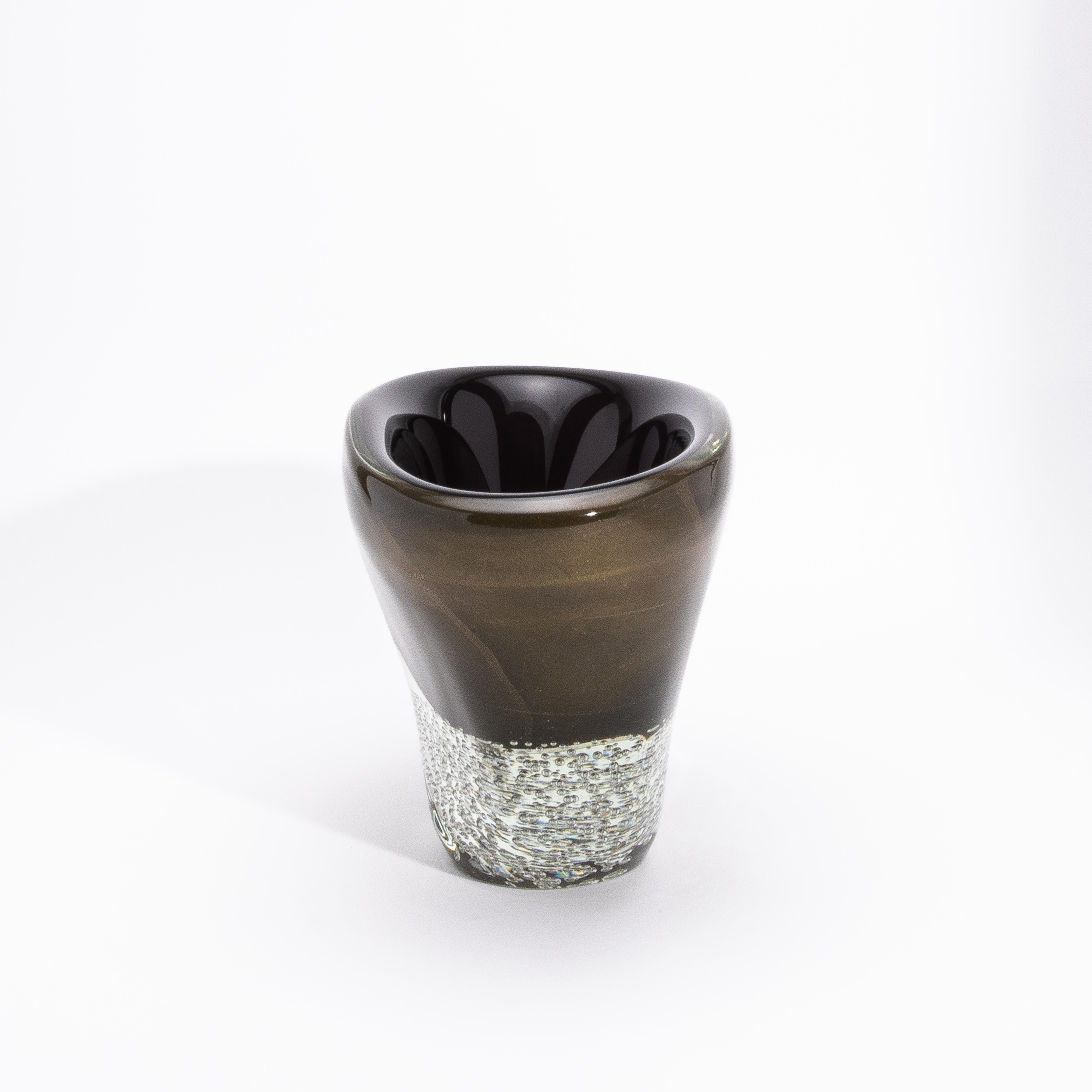 Handgeblasene moderne Murano-Schale in Schwarz mit 24-karätigen Goldflecken und -blasen (Moderne) im Angebot