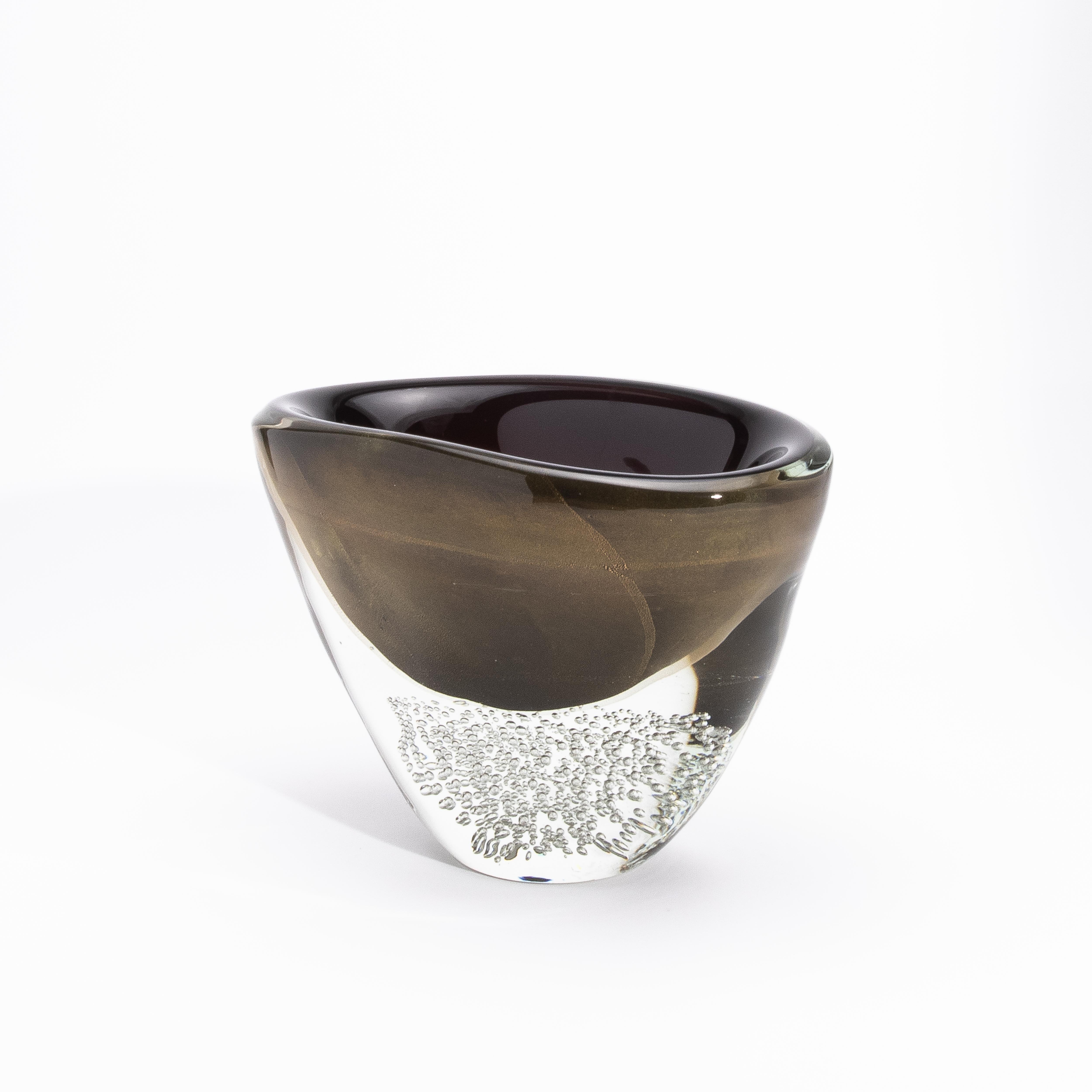 Handgeblasene moderne Murano-Schale in Schwarz mit 24-karätigen Goldflecken und -blasen (Italienisch) im Angebot