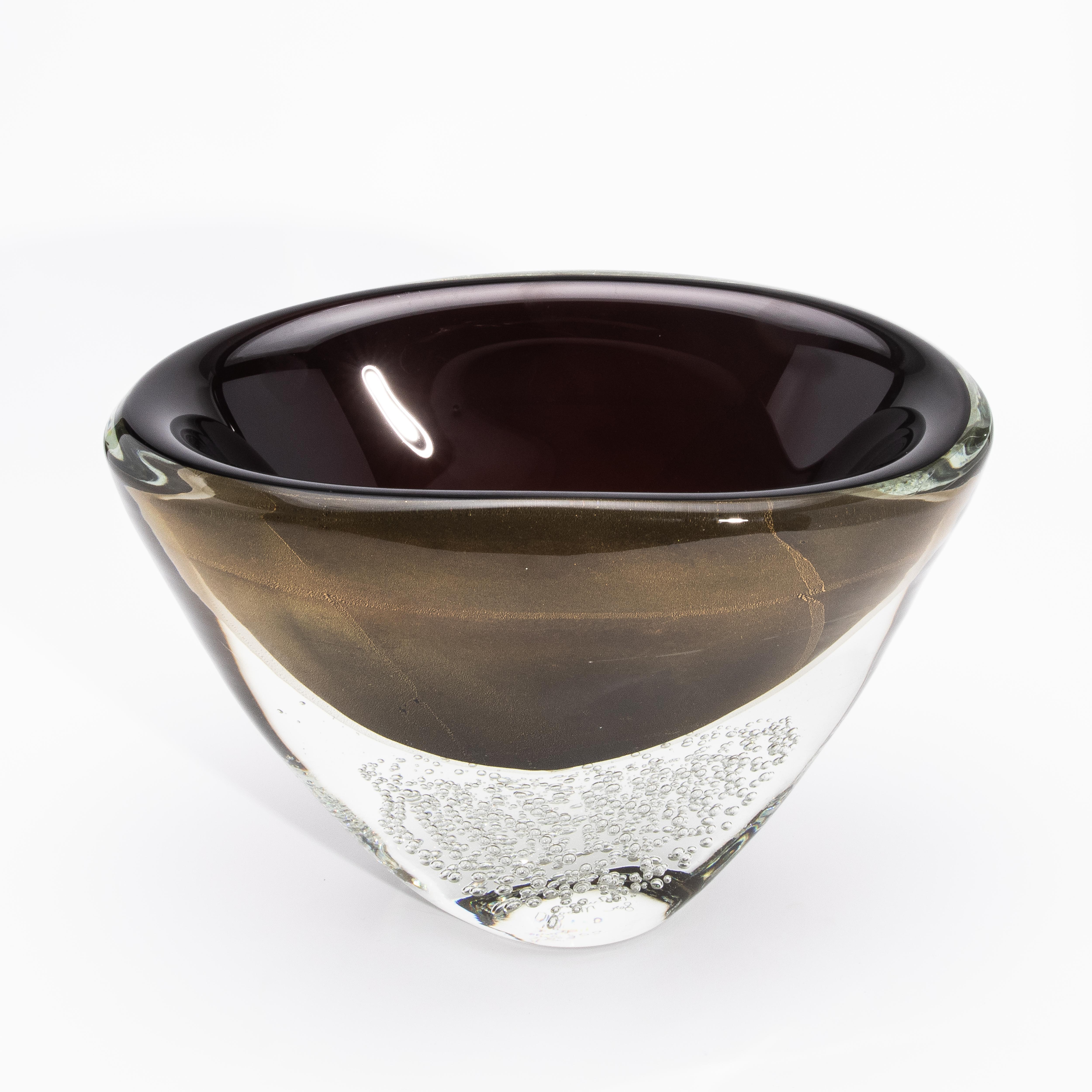 Handgeblasene moderne Murano-Schale in Schwarz mit 24-karätigen Goldflecken und -blasen (Handgefertigt) im Angebot