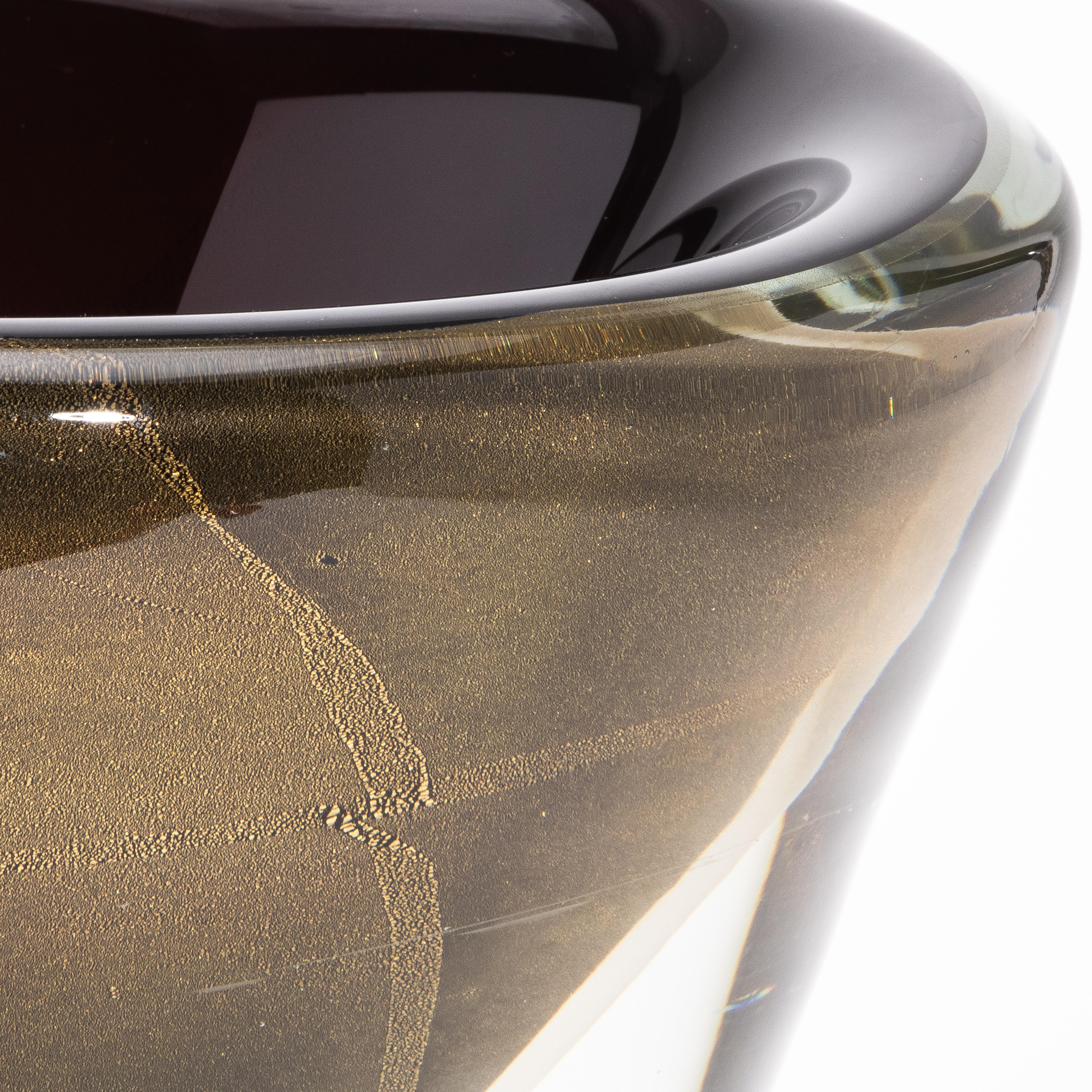 Handgeblasene moderne Murano-Schale in Schwarz mit 24-karätigen Goldflecken und -blasen (Muranoglas) im Angebot