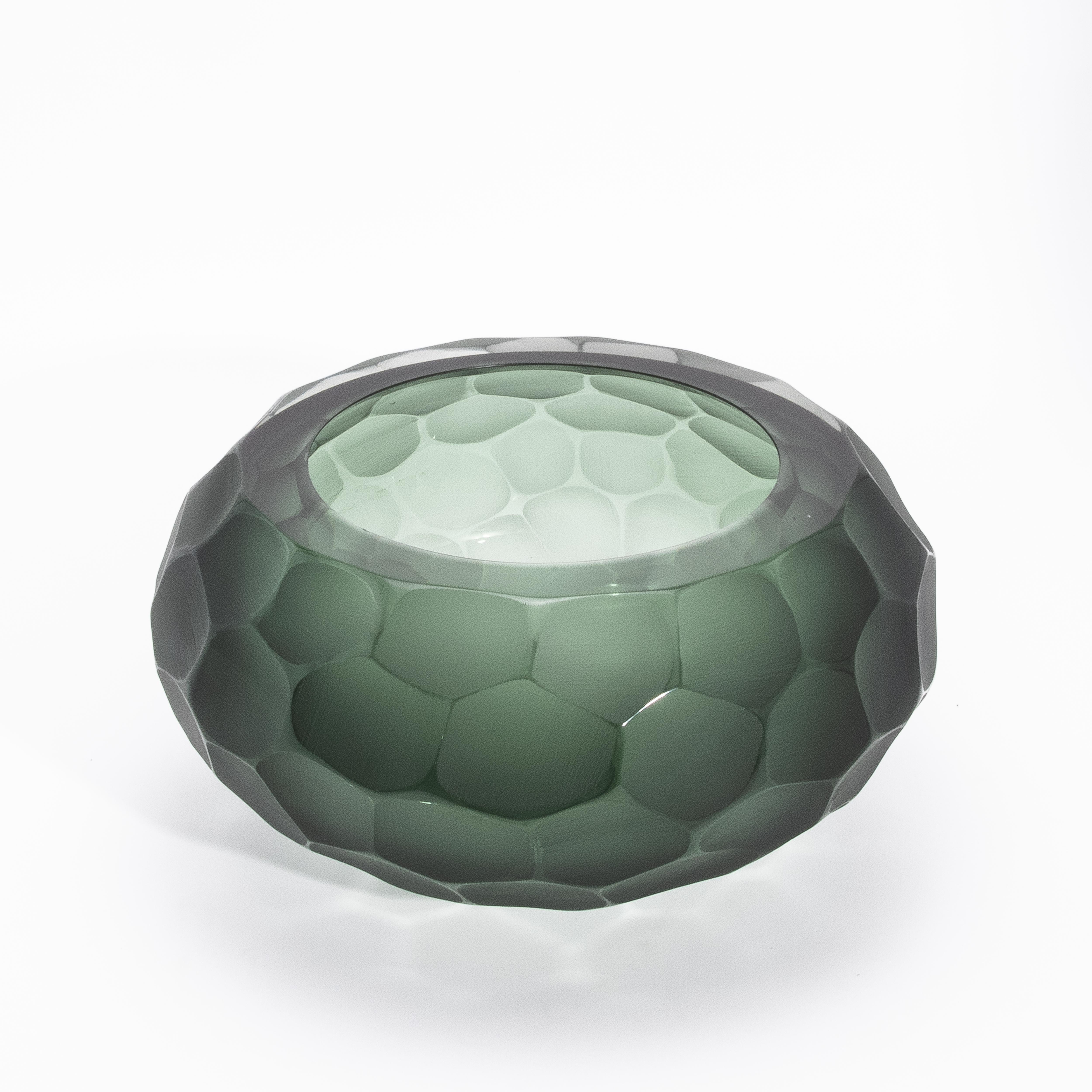 Ciotola moderna di Murano soffiata a mano in Greene & Greene - una squisita creazione realizzata dai migliori maestri vetrai veneziani, questo capolavoro scultoreo incarna l'arte senza tempo del vetro di Murano. Sfruttando la venerata tecnica del