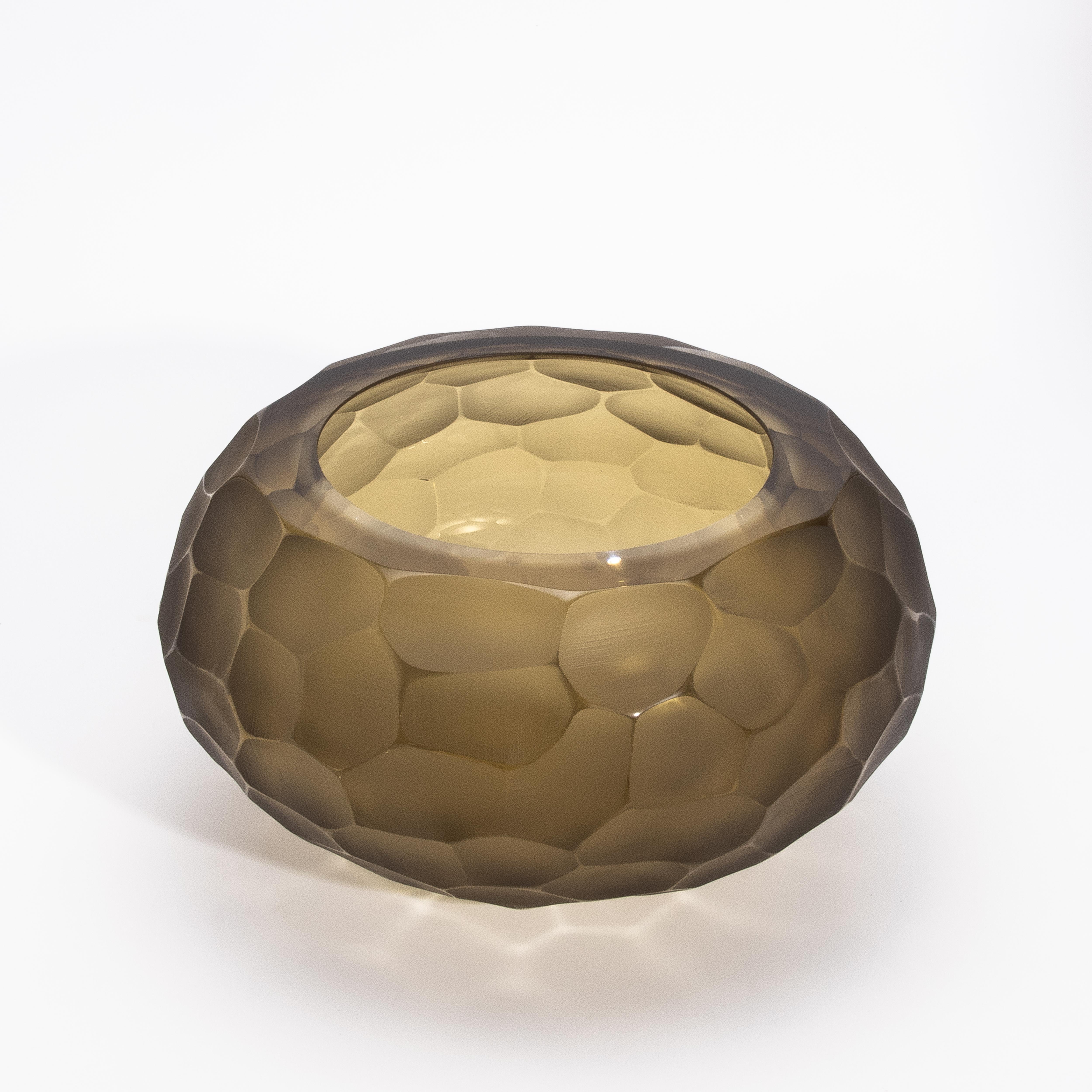 Testimonianza della maestria veneziana, questa ciotola di Murano soffiata a mano in verde oliva è una squisita fusione di arte e lusso. La tecnica Battuto crea una texture scultorea e martellata, dove la superficie opaca e sfaccettata incontra un