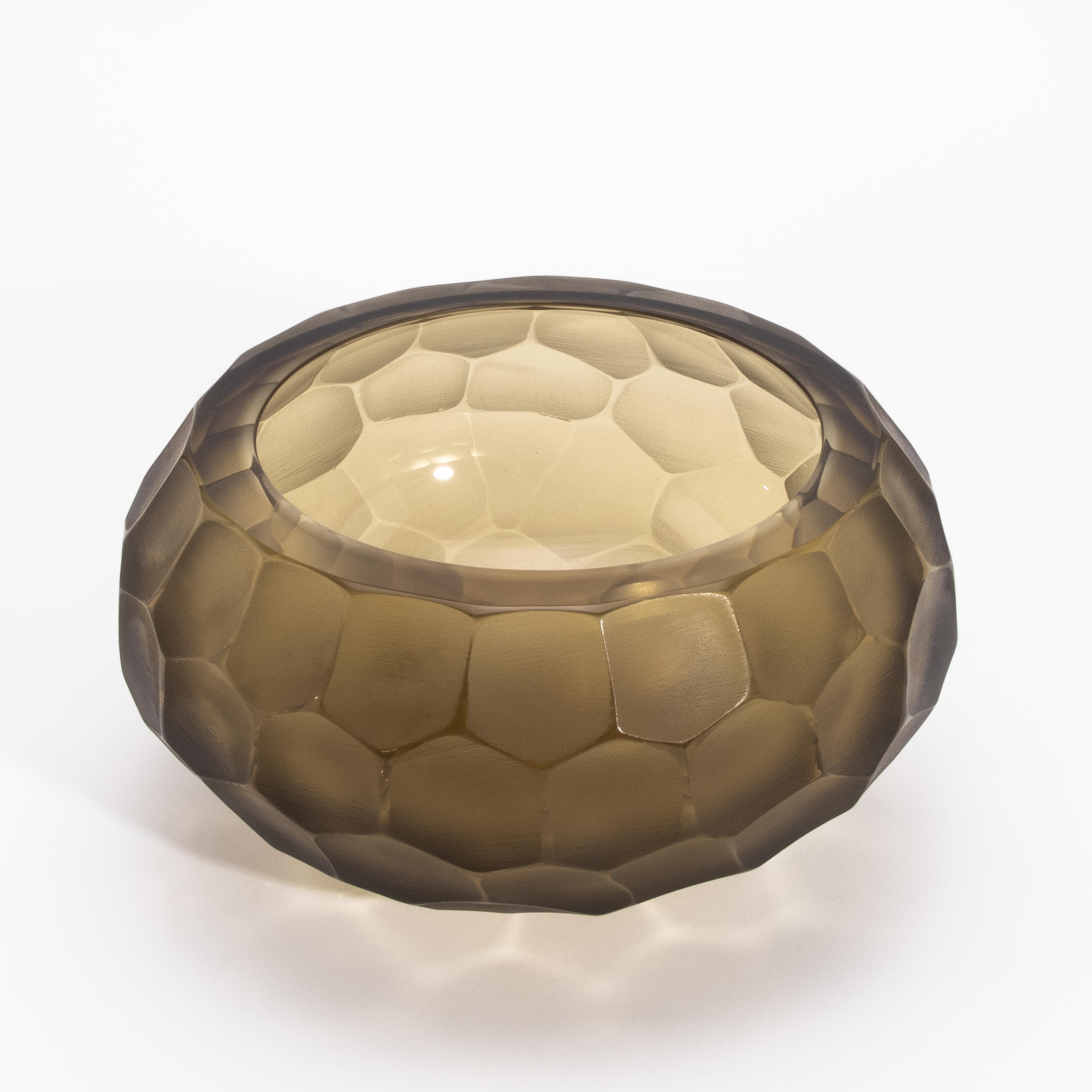 Testimonianza della maestria veneziana, questa ciotola di Murano soffiata a mano in verde oliva è una squisita fusione di arte e lusso. La tecnica Battuto crea una texture scultorea e martellata, dove la superficie opaca e sfaccettata incontra un