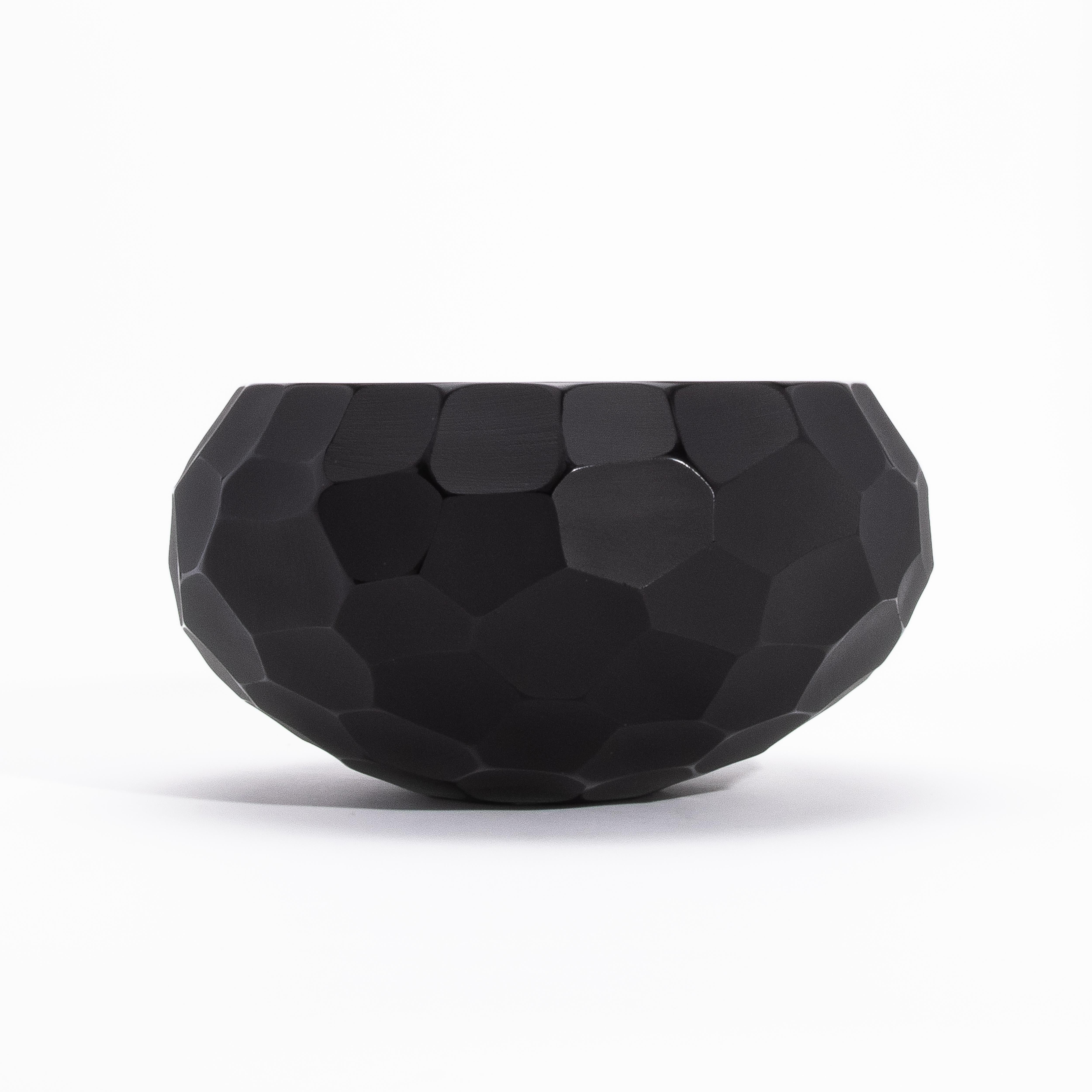 La Ciotola di Murano moderna soffiata a mano in nero grande è una testimonianza dell'impareggiabile arte vetraria di Murano, dove la tradizione secolare incontra il design contemporaneo. Scolpita interamente a mano con la meticolosa tecnica del