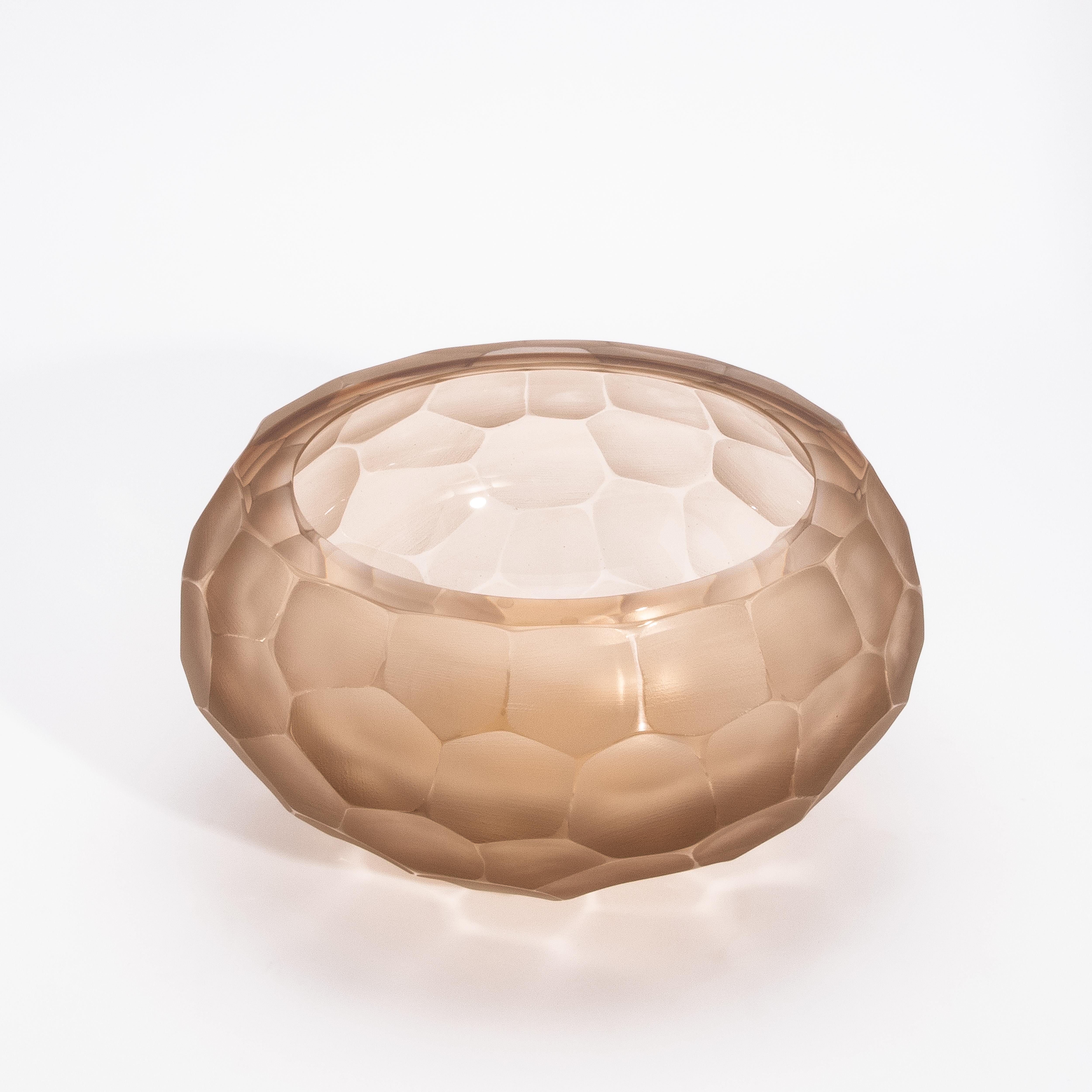 La Ciotola moderna di Murano soffiata a mano in rosa è un capolavoro dell'artigianato veneziano, che incarna sia l'eleganza moderna che la tradizione vetraria. Questo squisito pezzo, creato con la venerata tecnica del Battuto, presenta una