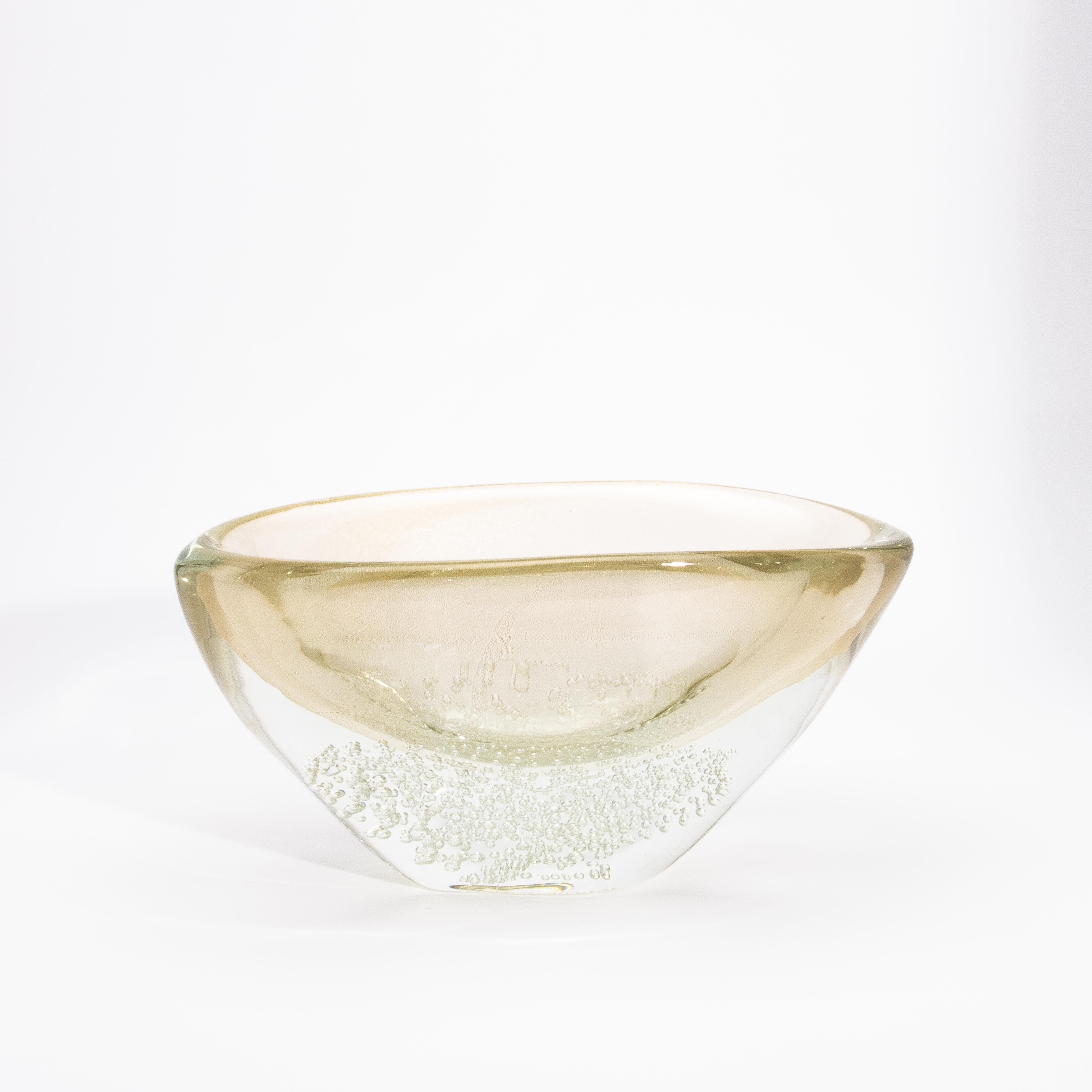La ciotola moderna di Murano soffiata a mano con macchie e bolle d'oro a 24 carati è una straordinaria fusione di artigianato italiano e lusso contemporaneo. Creata con maestria utilizzando le tradizionali tecniche del vetro di Murano, questa