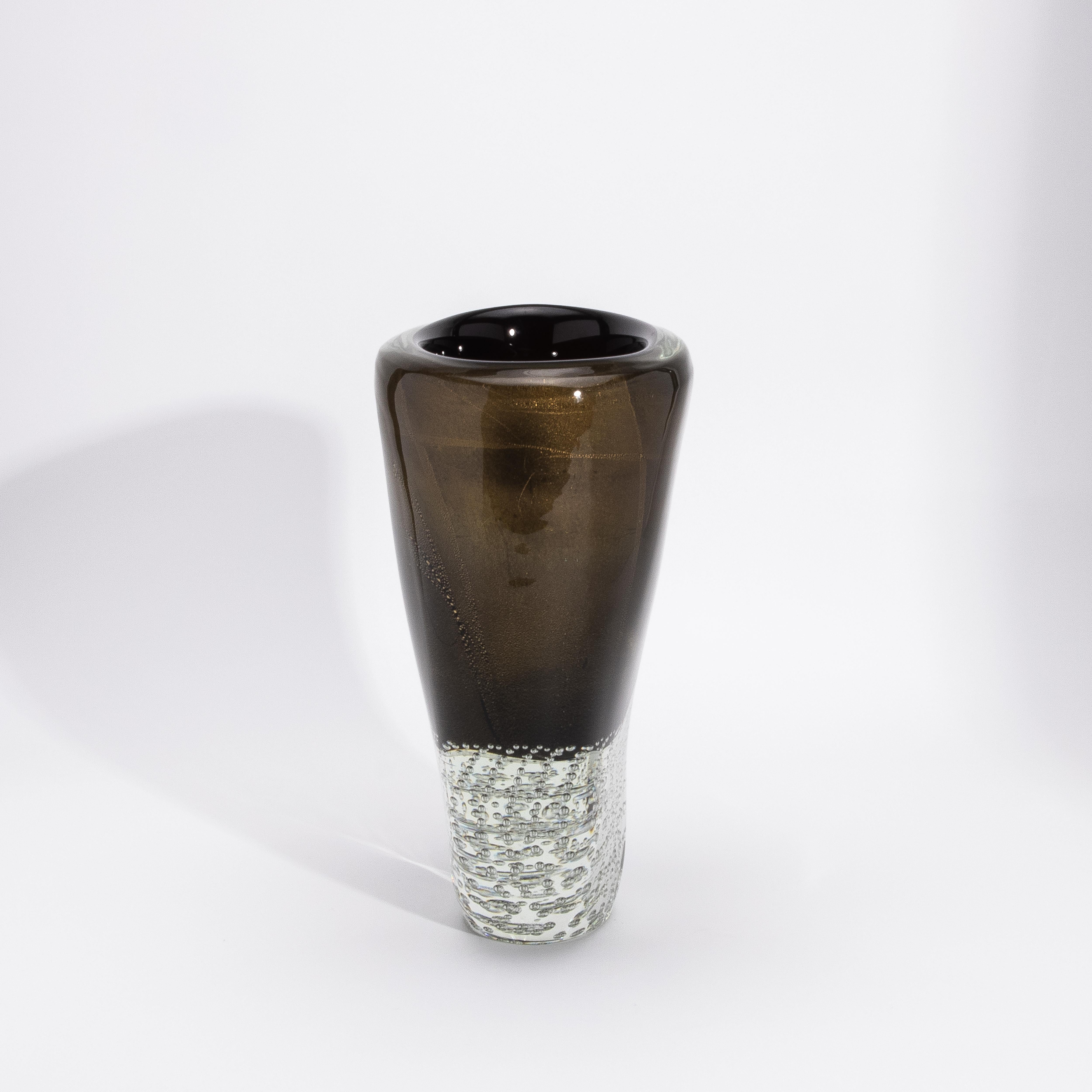 Moderno Vaso moderno di Murano soffiato a mano in nero con fiocchi e bolle d'oro 24 carati in vendita