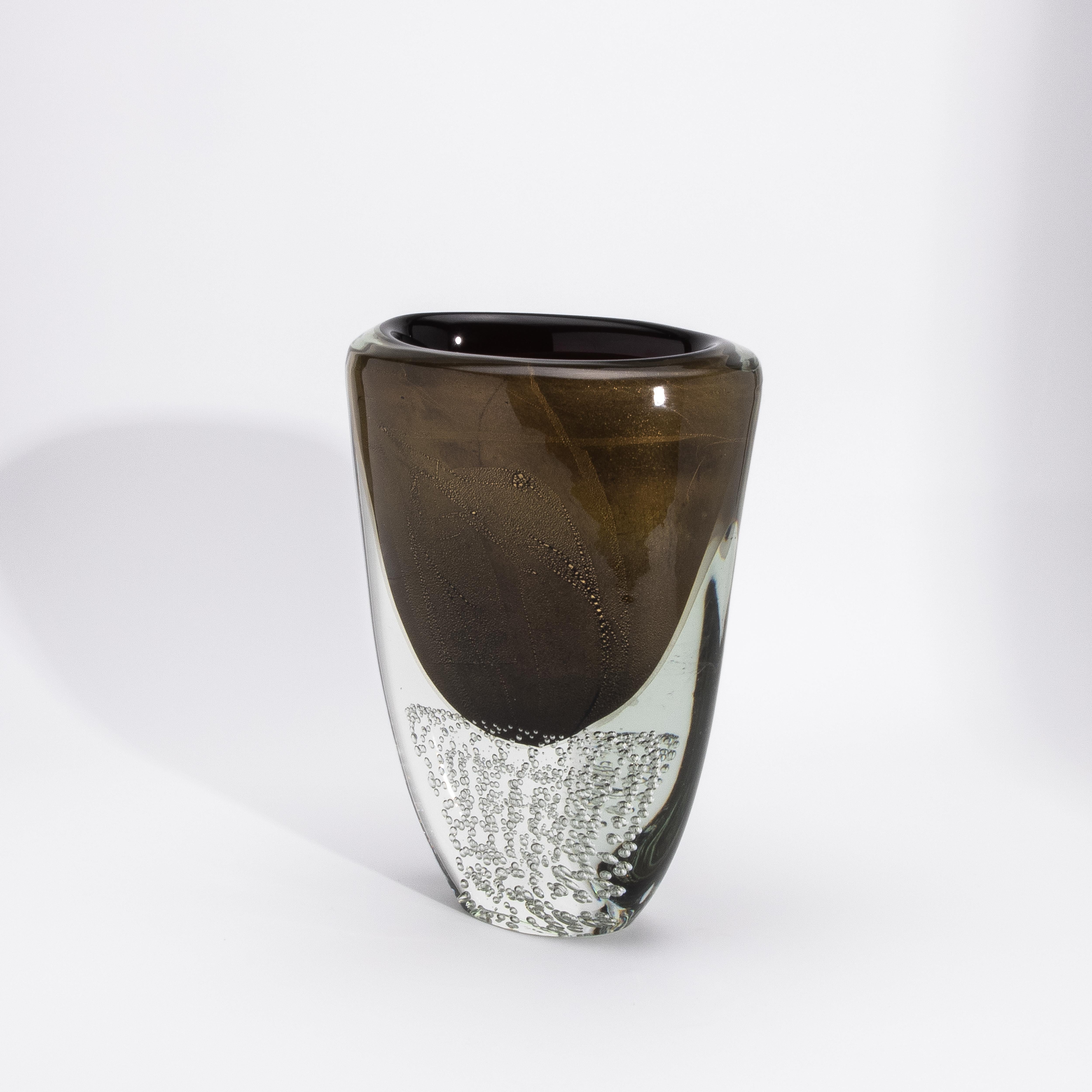 Italiano Vaso moderno di Murano soffiato a mano in nero con fiocchi e bolle d'oro 24 carati in vendita