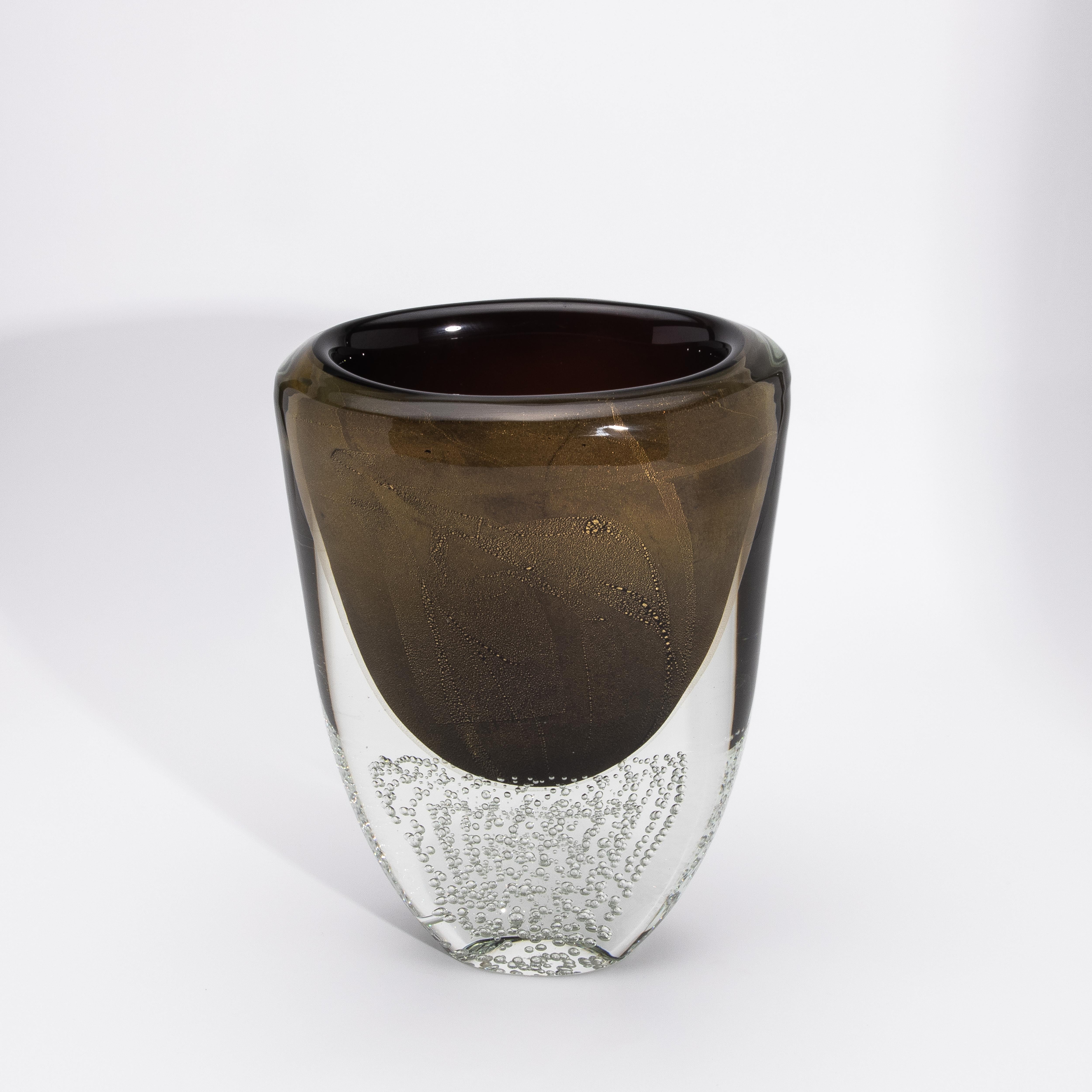 Fatto a mano Vaso moderno di Murano soffiato a mano in nero con fiocchi e bolle d'oro 24 carati in vendita