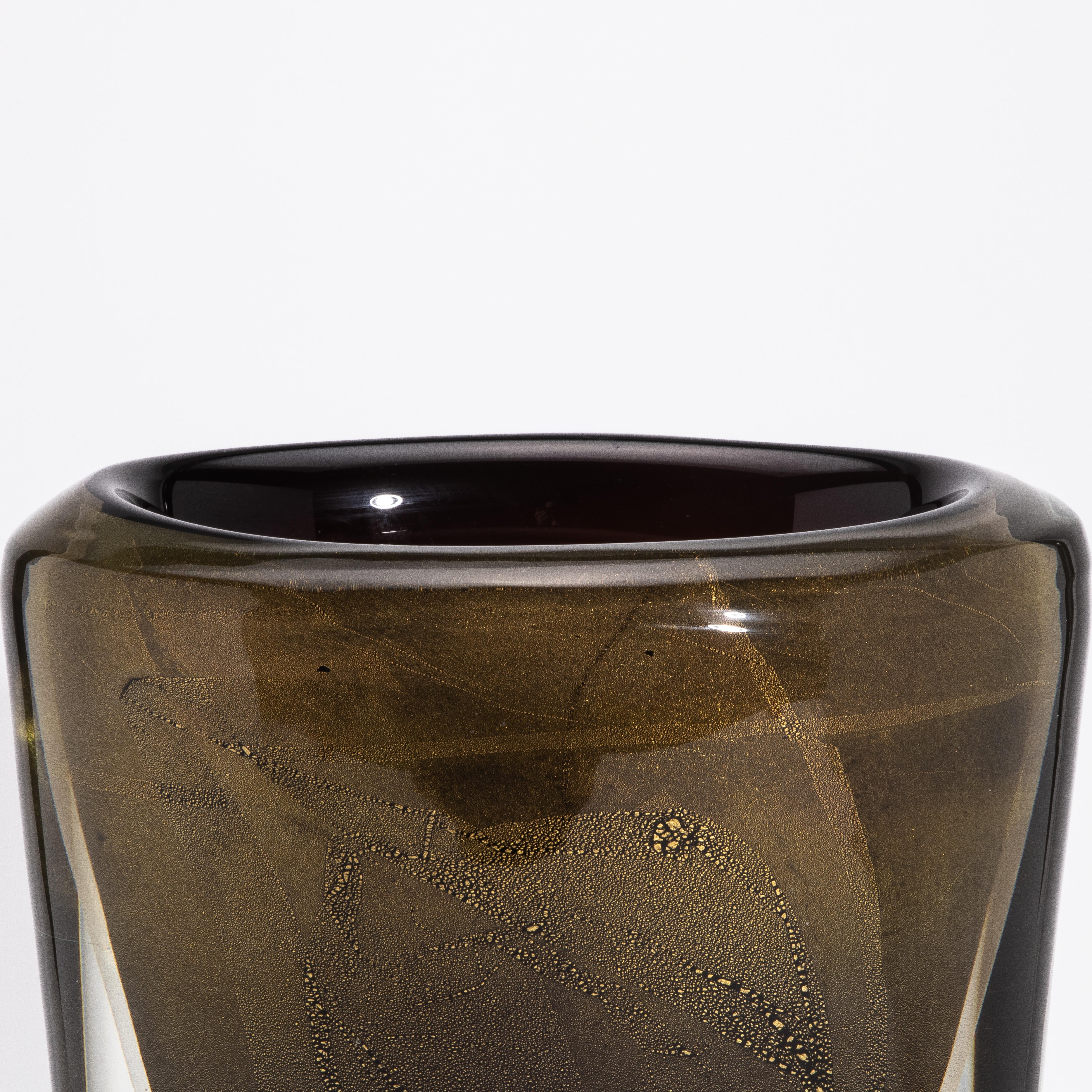 Vetro di Murano Vaso moderno di Murano soffiato a mano in nero con fiocchi e bolle d'oro 24 carati in vendita