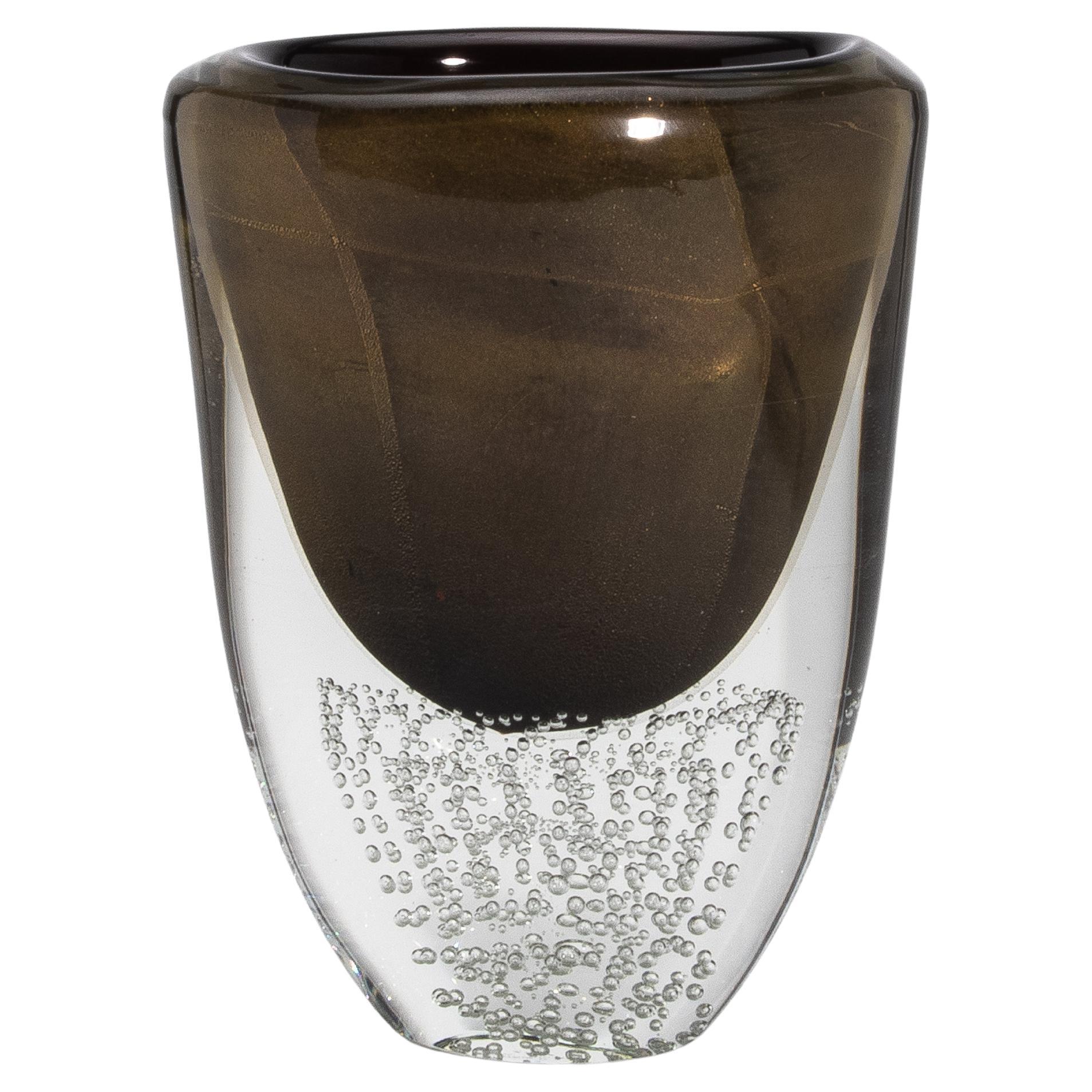Vaso moderno di Murano soffiato a mano in nero con fiocchi e bolle d'oro 24 carati