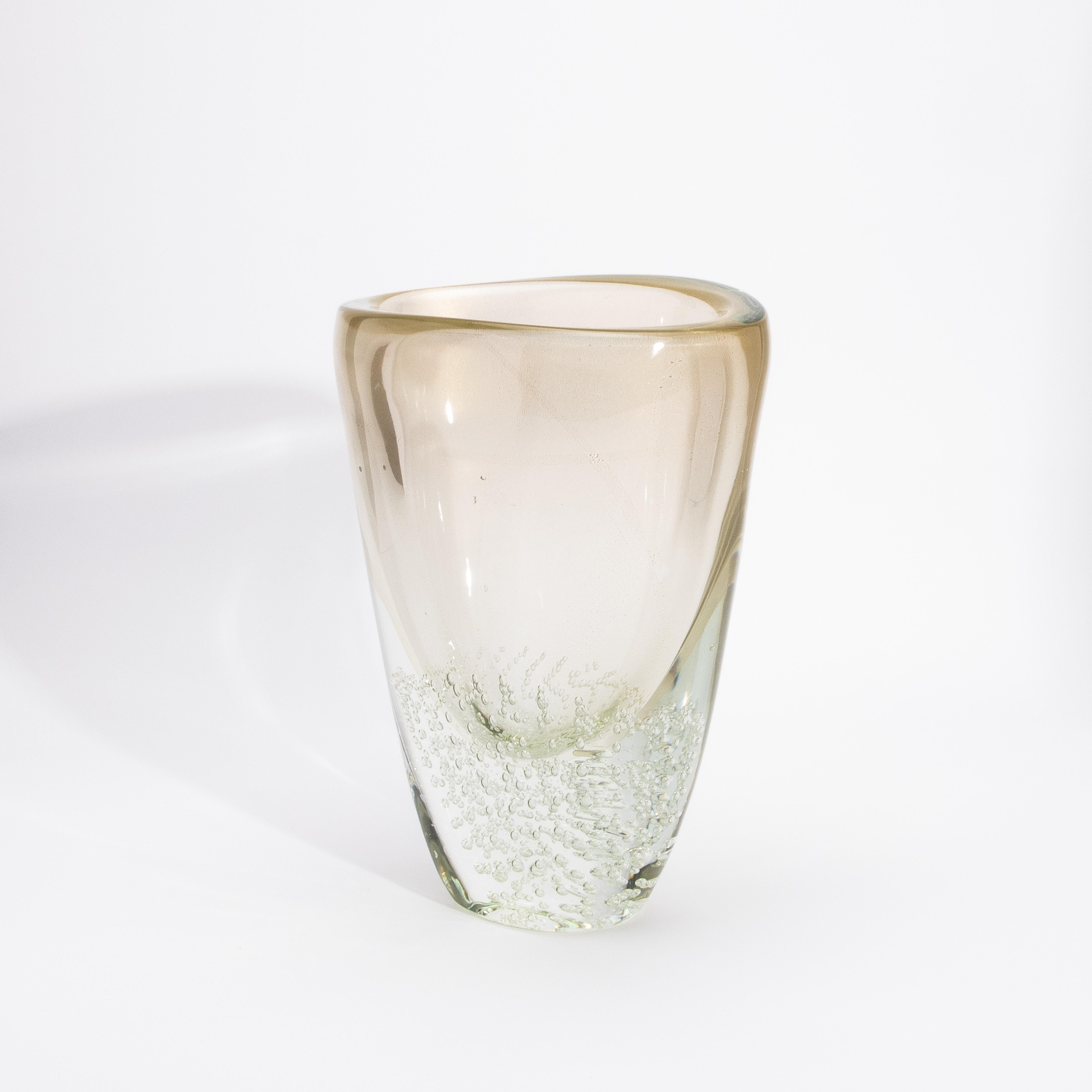 Die mundgeblasene moderne Murano-Vase mit 24-karätigen Goldflecken und -blasen ist eine eindrucksvolle Verschmelzung von italienischer Handwerkskunst und zeitgenössischem Luxus. Diese exquisite 