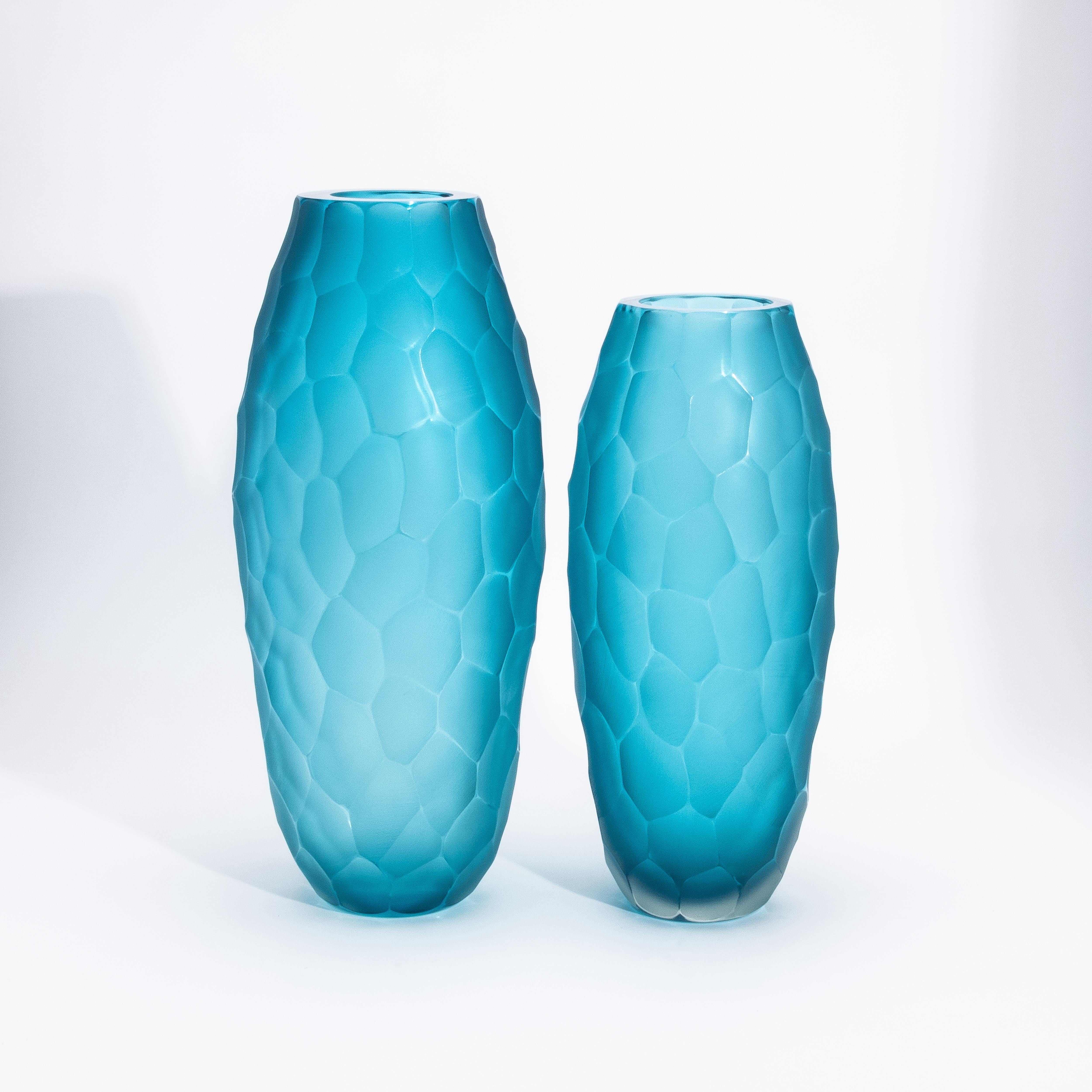 Die mundgeblasene, moderne, große Vase aus Murano in Aquamarin ist ein eindrucksvolles Beispiel venezianischer Glaskunst, die meisterhaft in der Battuto-Technik hergestellt wird. Dieser komplizierte handgeschnitzte Prozess erzeugt eine faszinierende