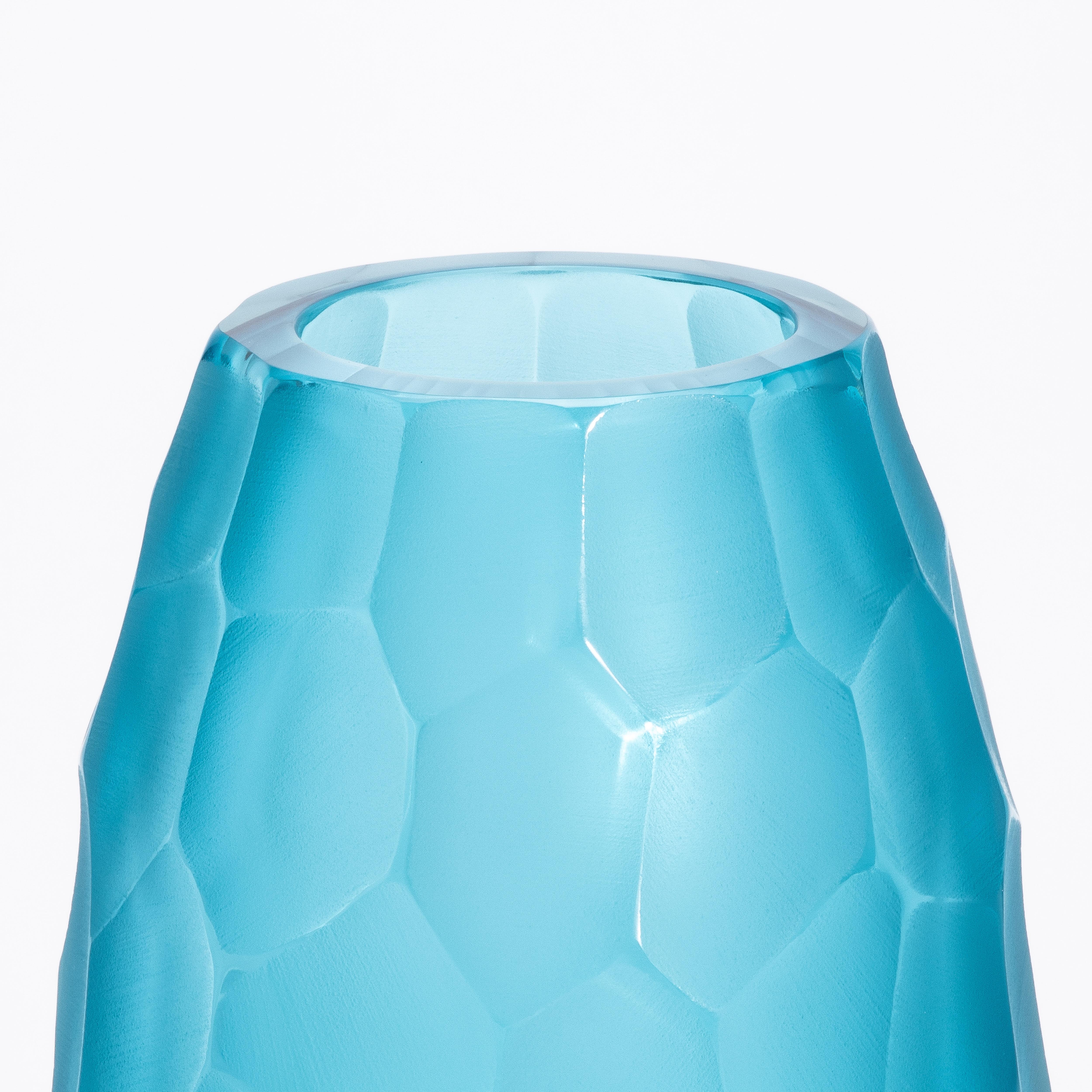 Italiano Vaso di Murano alto e moderno soffiato a mano in acquamarina media in vendita