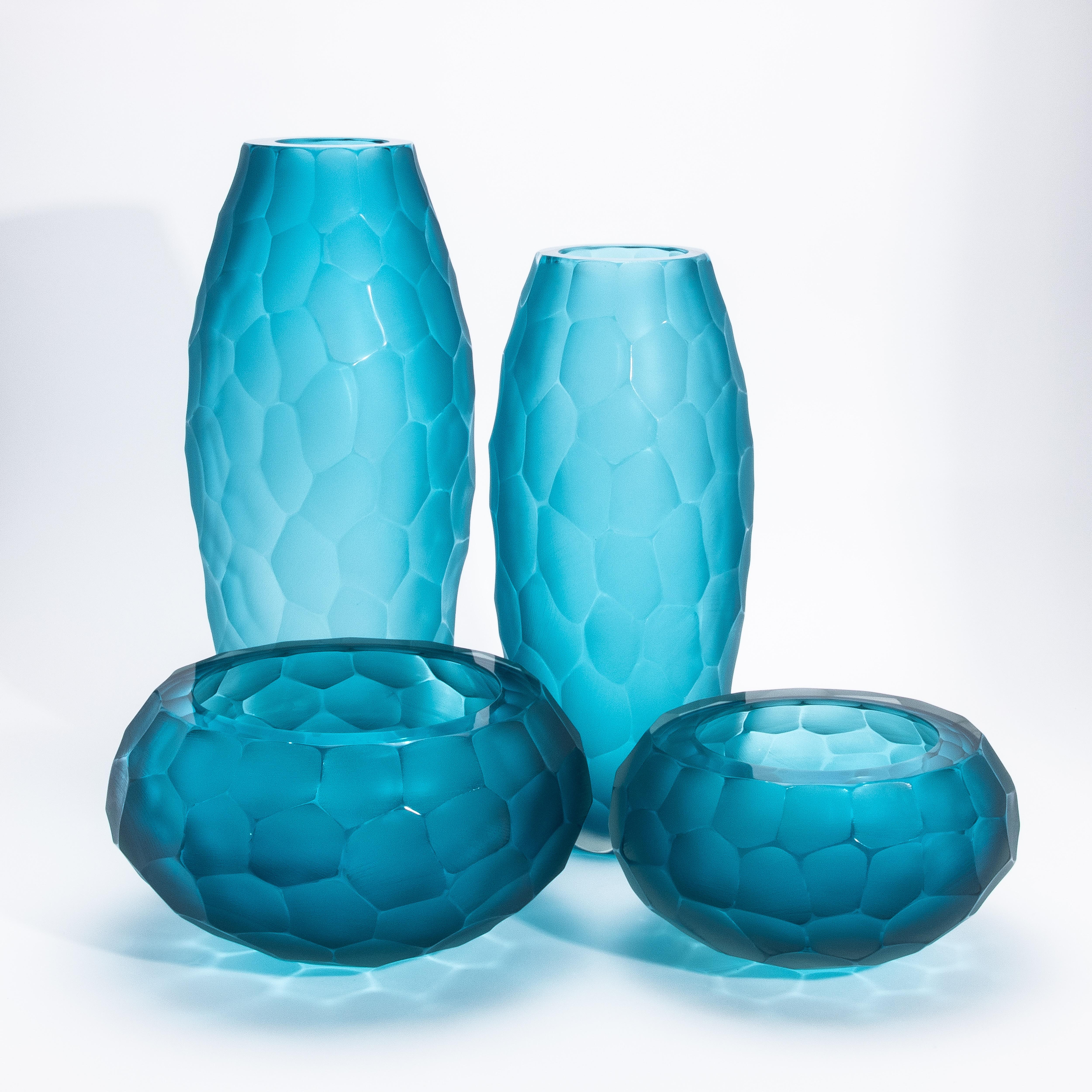 Vetro di Murano Vaso di Murano alto e moderno soffiato a mano in acquamarina media in vendita