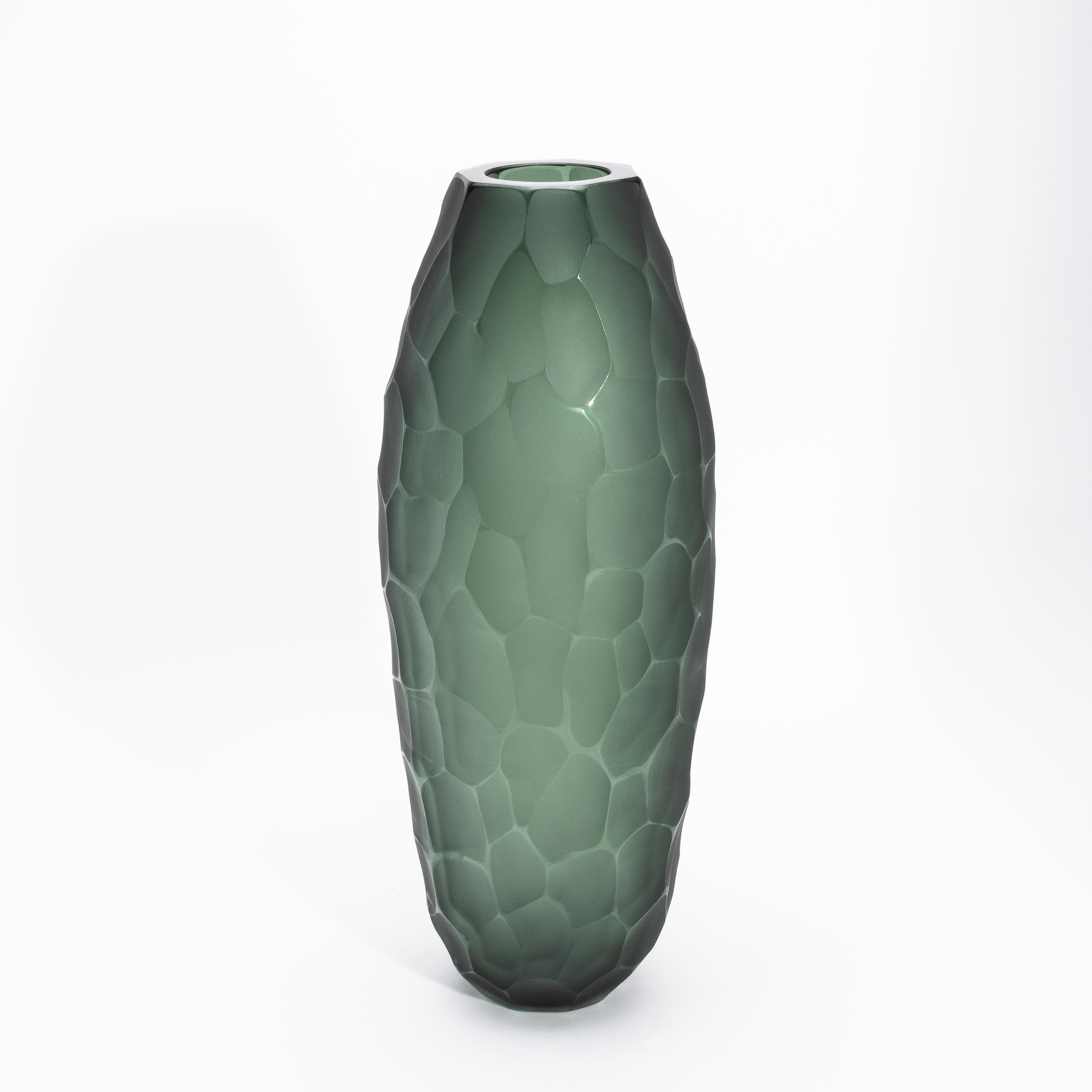 Ce grand vase moderne de Murano, soufflé à la main en vert eucalyptus, est un véritable témoignage du savoir-faire inégalé des verriers de Murano. Disponible en deux tailles, grande et moyenne, et également sous forme de bol, ce design incarne