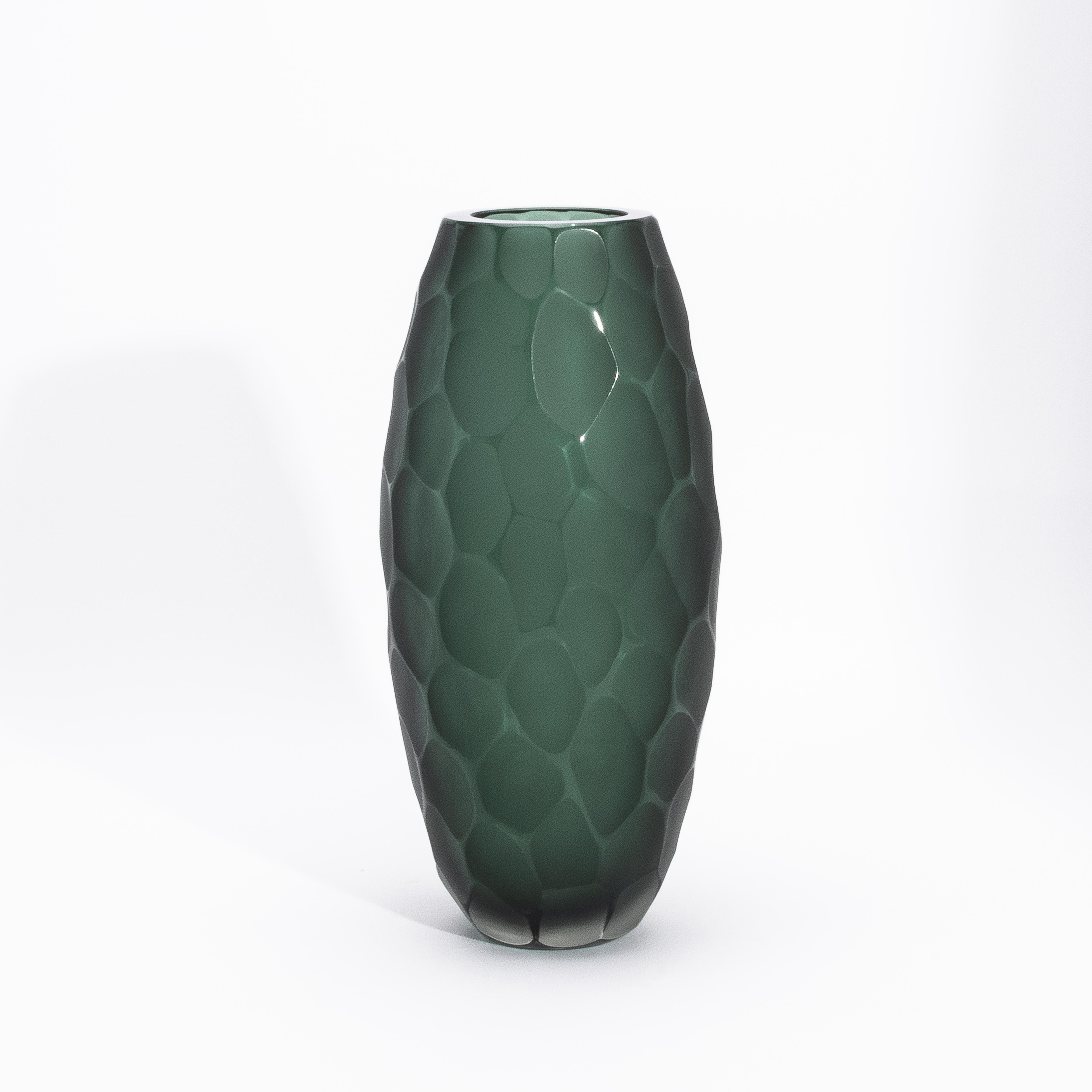 Il Vaso di Murano alto moderno soffiato a mano in Greene & Greene è un pezzo squisito che testimonia l'impareggiabile maestria dei vetrai di Murano. Disponibile in due dimensioni, grande e media, e anche come ciotola, questo design racchiude il