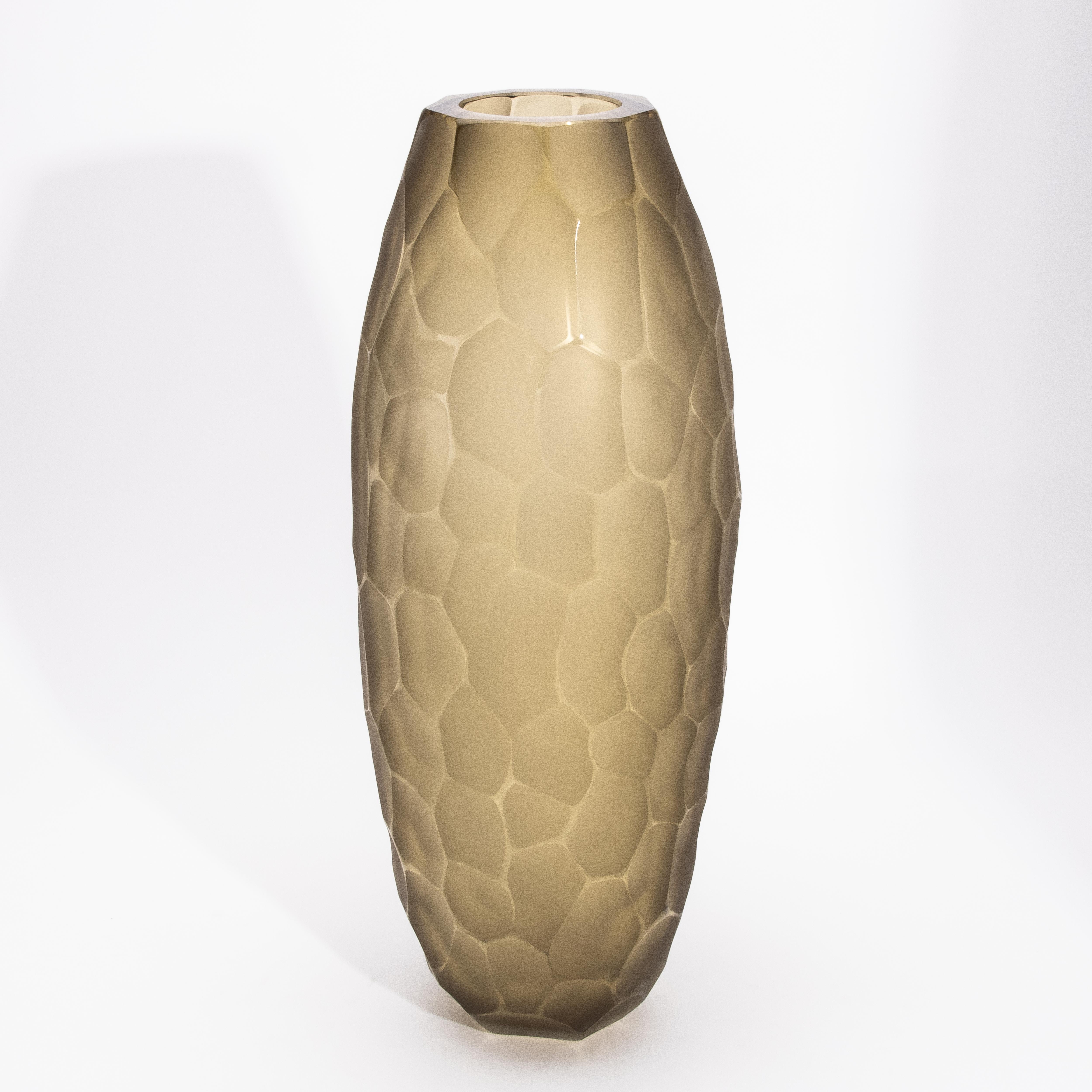 Il vaso di Murano alto e moderno soffiato a mano in Greene & Greene emana una raffinatezza raffinata grazie alla sua forma magistralmente scolpita e alla tonalità ricca e organica. Realizzato a mano dai migliori artigiani del vetro veneziani, questo