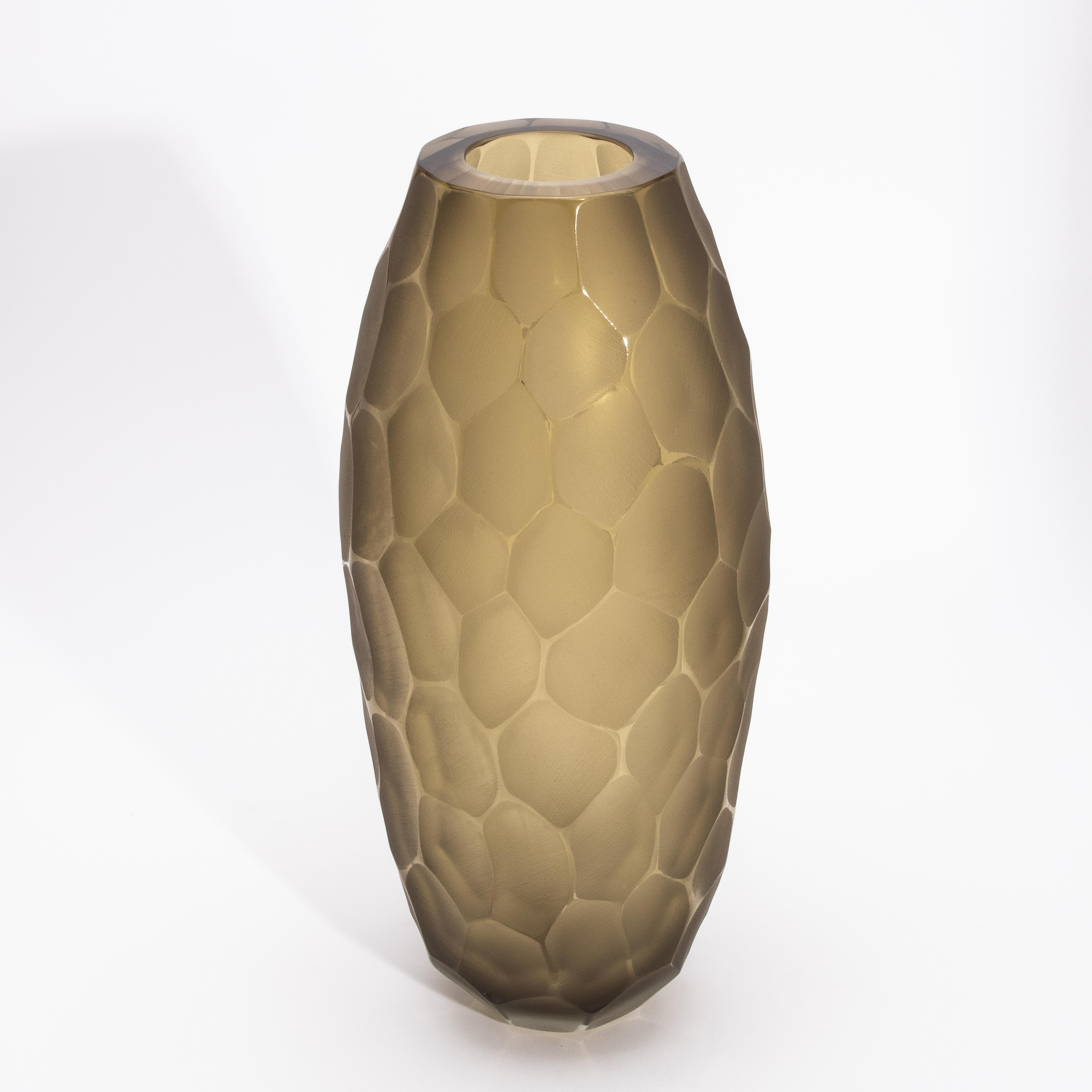 Il vaso moderno di Murano soffiato a mano in Greene & Greene emana una raffinata ricercatezza grazie alla sua forma magistralmente scolpita e alla ricca tonalità organica. Realizzato a mano dai migliori artigiani del vetro veneziani, questo pezzo è