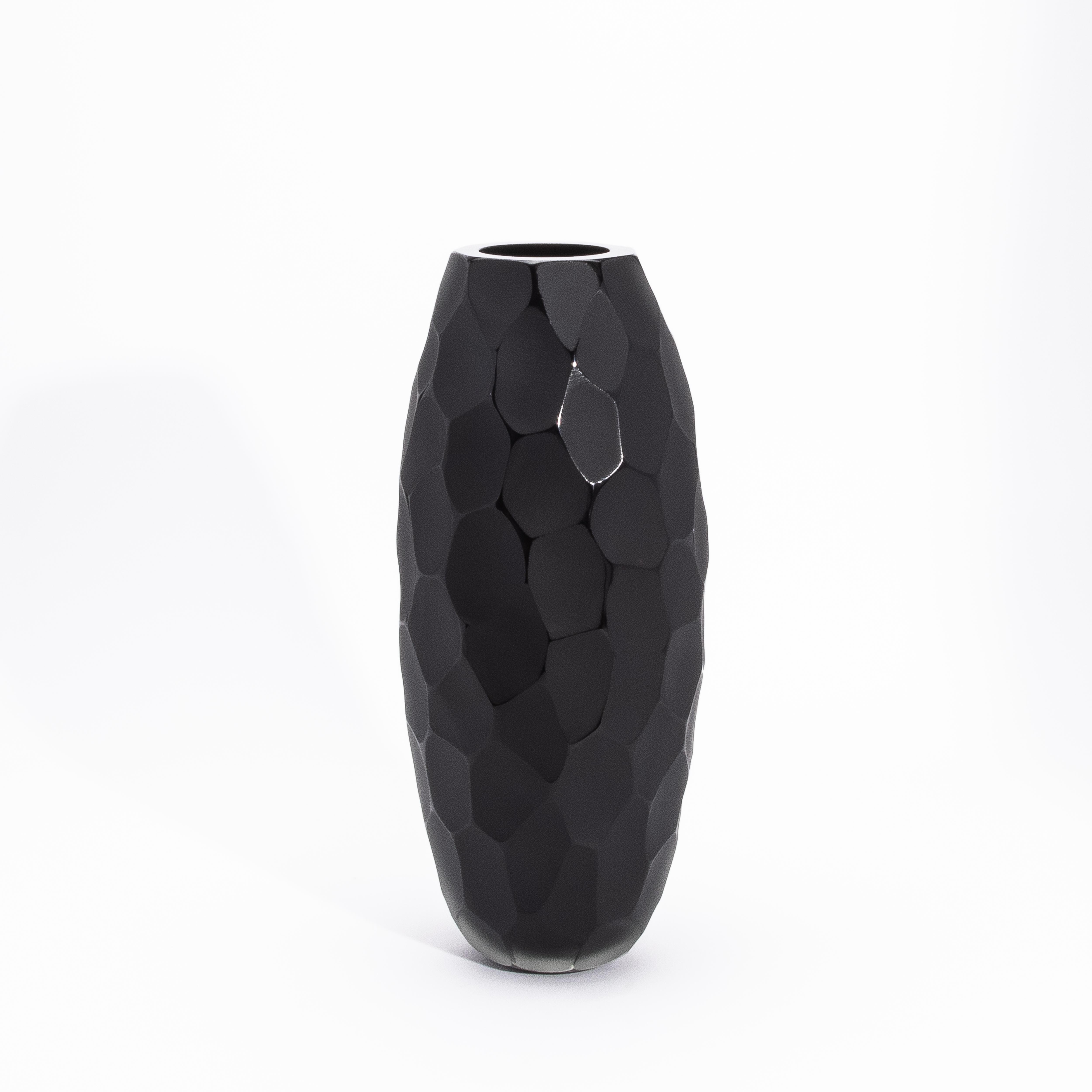 Il vaso moderno alto di Murano soffiato a mano in nero medio è un capolavoro dell'arte vetraria italiana, realizzato con l'intricata tecnica del Battuto. Questo metodo tradizionale crea un'affascinante texture martellata, dove ogni sfaccettatura