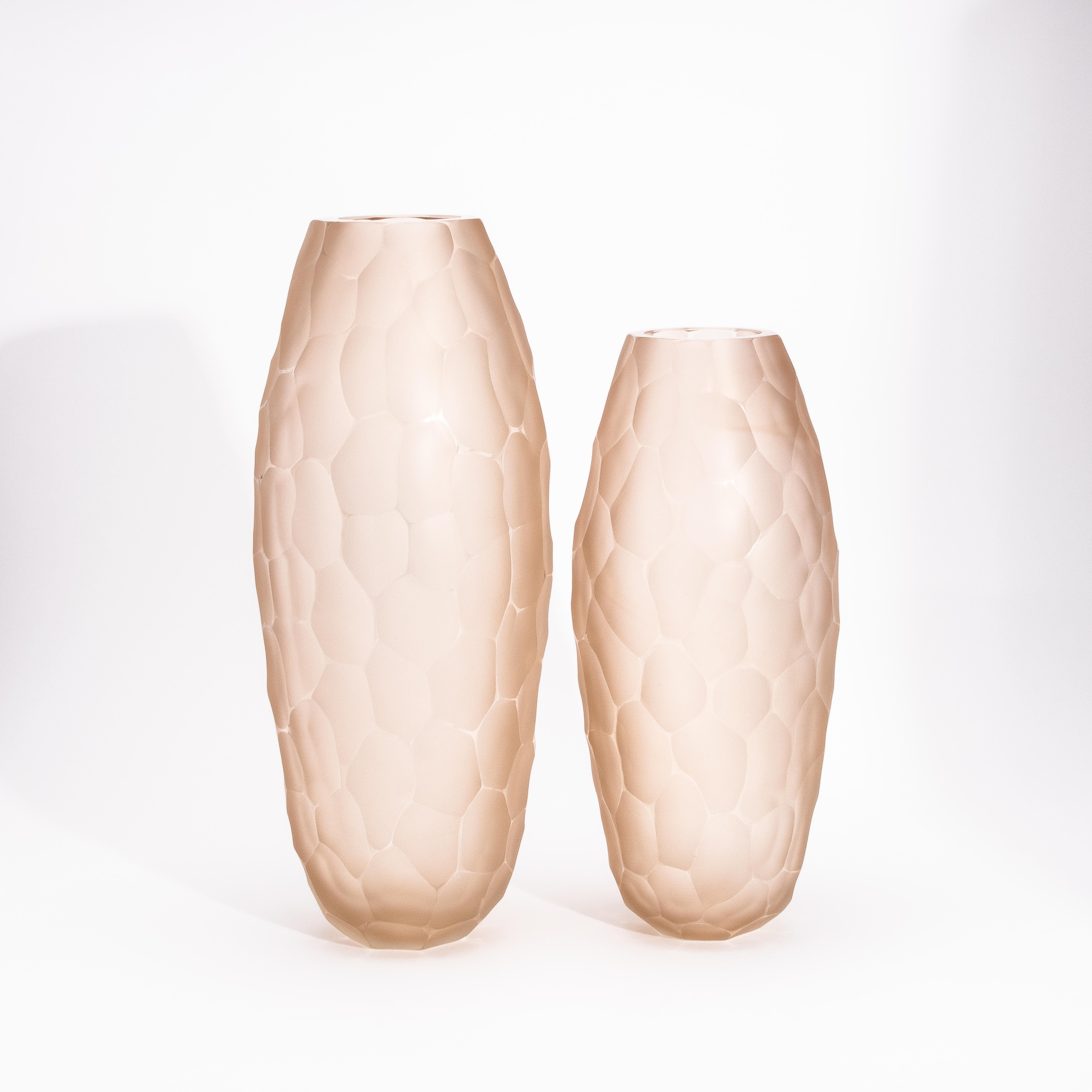 Il vaso alto moderno di Murano soffiato a mano in rosa è un capolavoro dell'artigianato veneziano che incarna eleganza ed esclusività. Realizzato dai migliori artigiani di Murano, questo squisito pezzo è stato creato con la venerata tecnica del