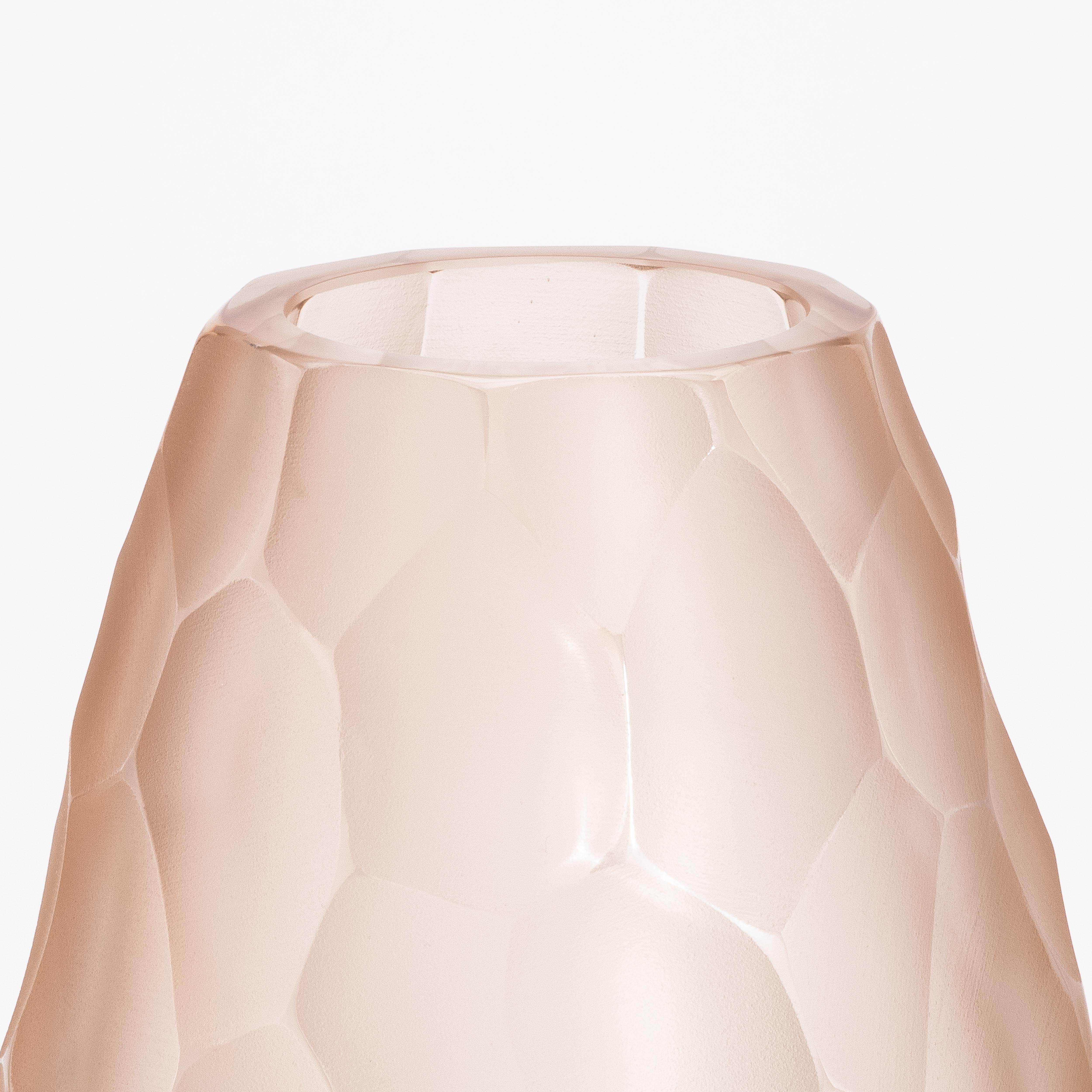 Fatto a mano Vaso di Murano alto e moderno soffiato a mano in rosa medio in vendita