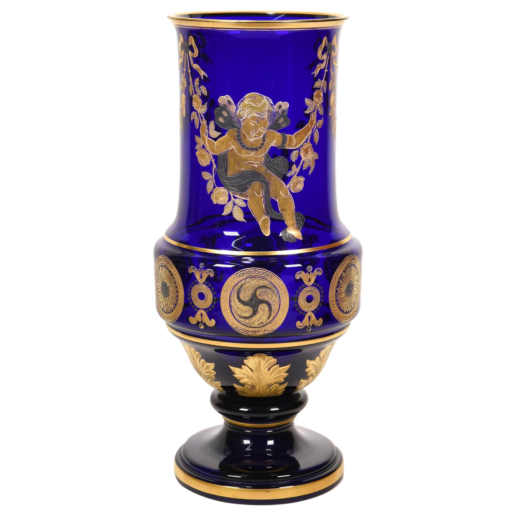 Vase Moser soufflé à la main, bleu cobalt avec superposition d'or et chérubins gravés en vente