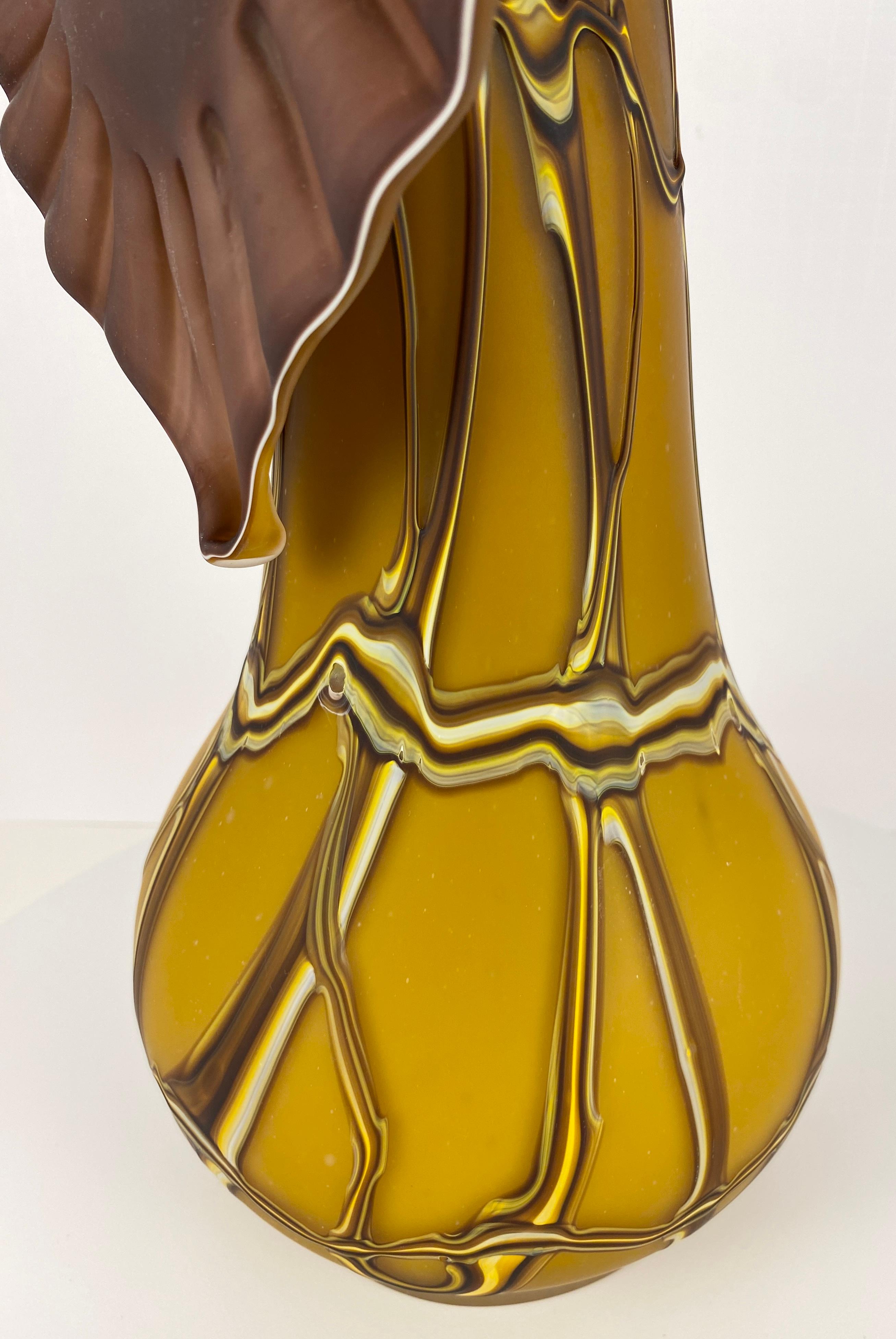 XX secolo Vaso in vetro soffiato a mano color ambra, Vaso in vetro artistico Baijan di Essie Zareh in vendita