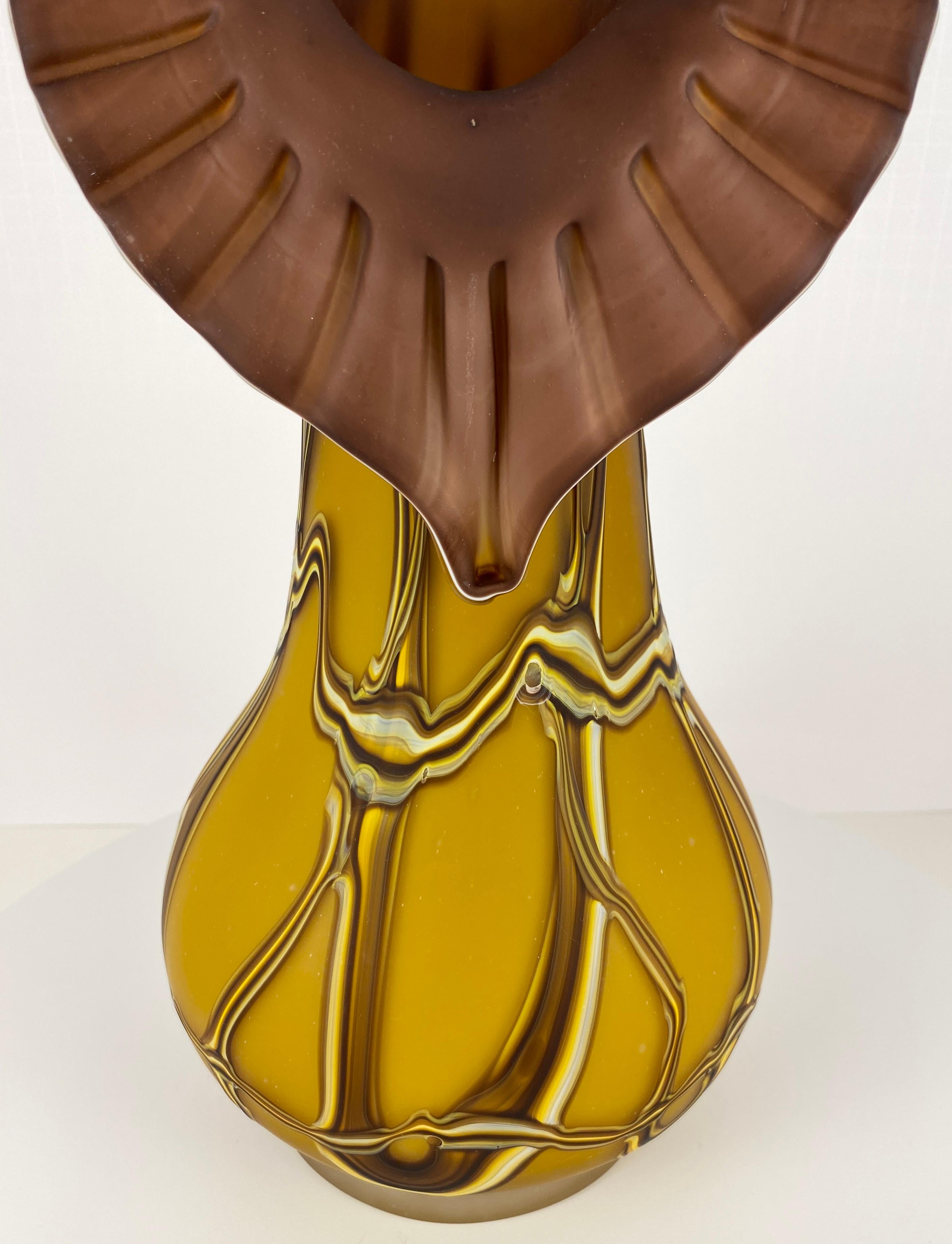 Vetro artistico Vaso in vetro soffiato a mano color ambra, Vaso in vetro artistico Baijan di Essie Zareh in vendita