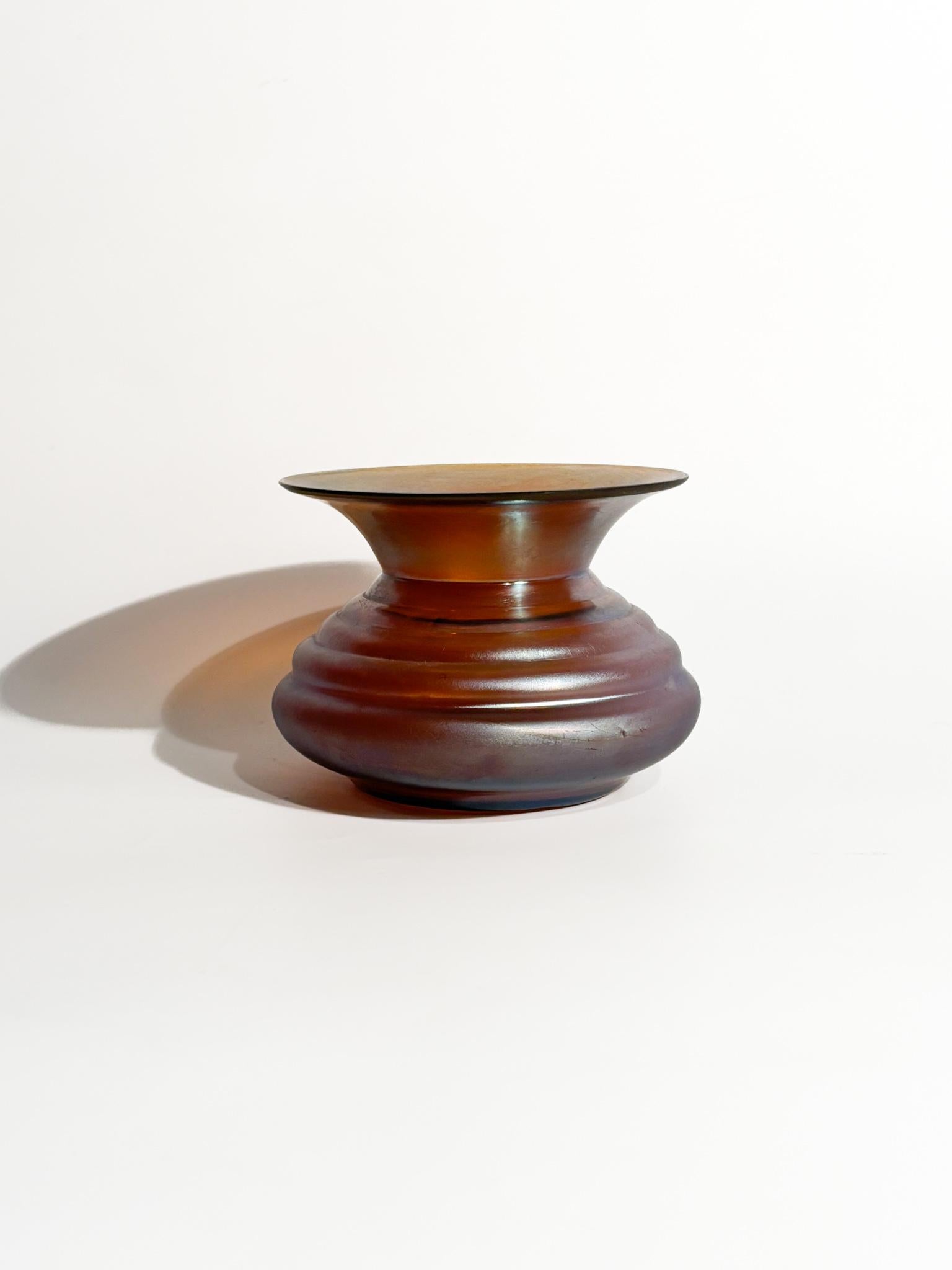 Vaso in vetro iridescente multicolore soffiato a mano di Loetz, realizzato negli anni '30.

Ø cm 10 H cm 7

Loetz è un nome che evoca immediatamente immagini di vetri artistici di straordinaria bellezza e raffinatezza. Questa manifattura boema,